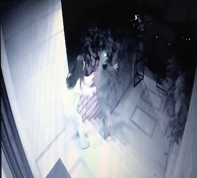 Kadıköy'de genç kızın hırsızlarla mücadelesi: Silah çekip, kaçtılar