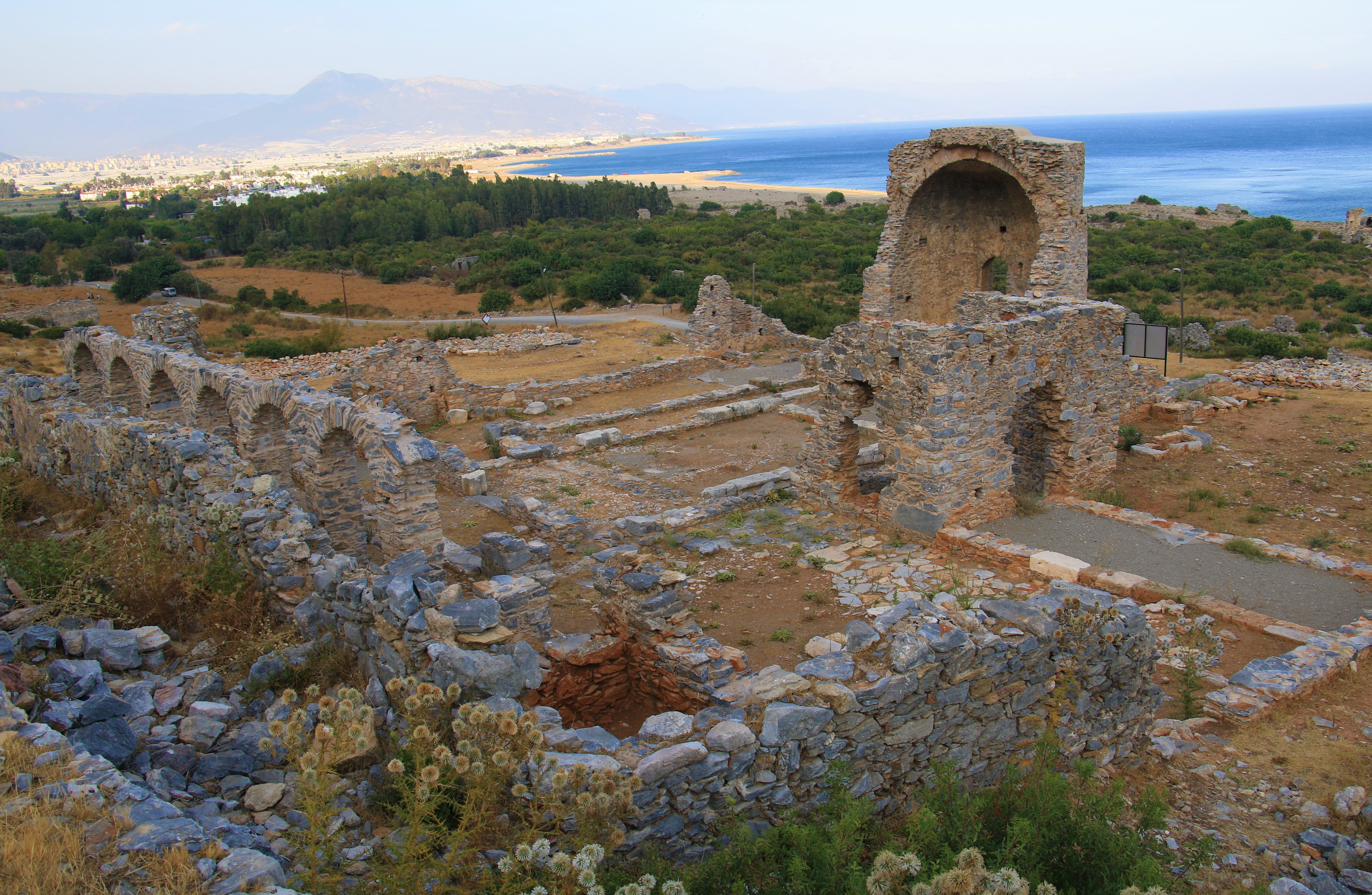 Antik kent Anemurium’da bir mezarda 2 bin yıllık 4 insan iskeleti bulundu