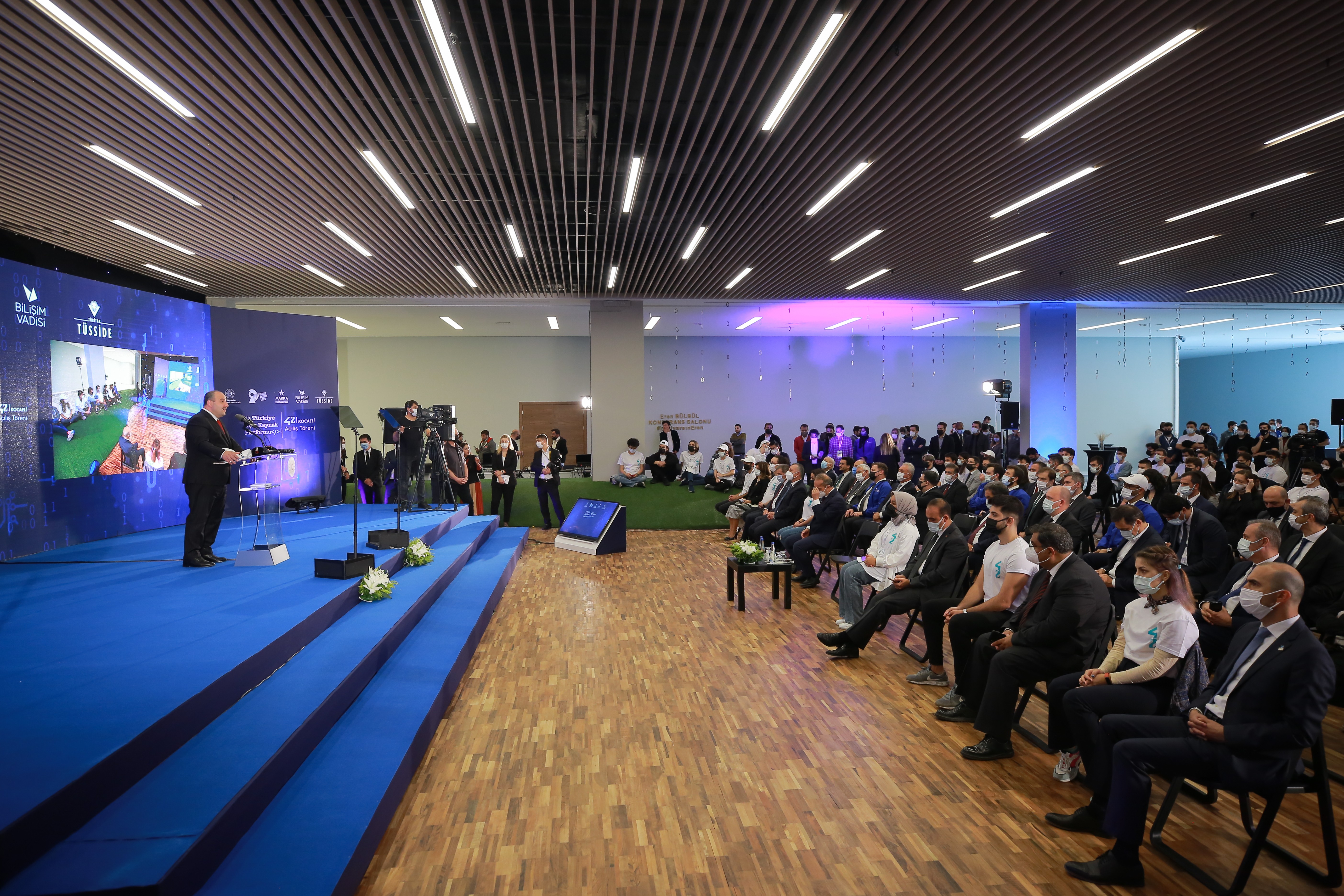 Öğretmensiz ve iş garantili yazılım okulunun ilk ders zili çaldı