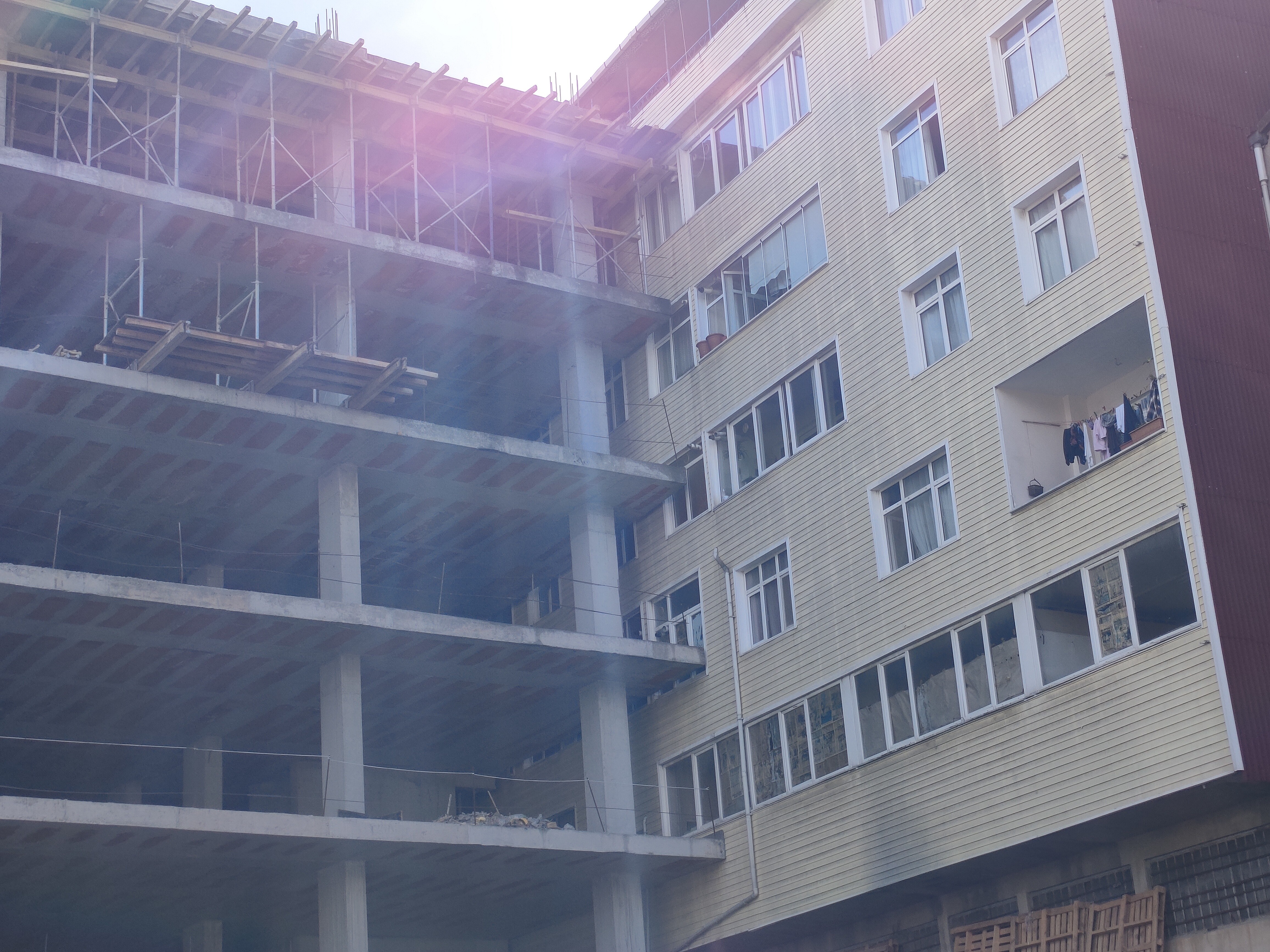 Şişli’de ilginç görüntü: Bina inşaatı 40 yıllık apartmana dayandı