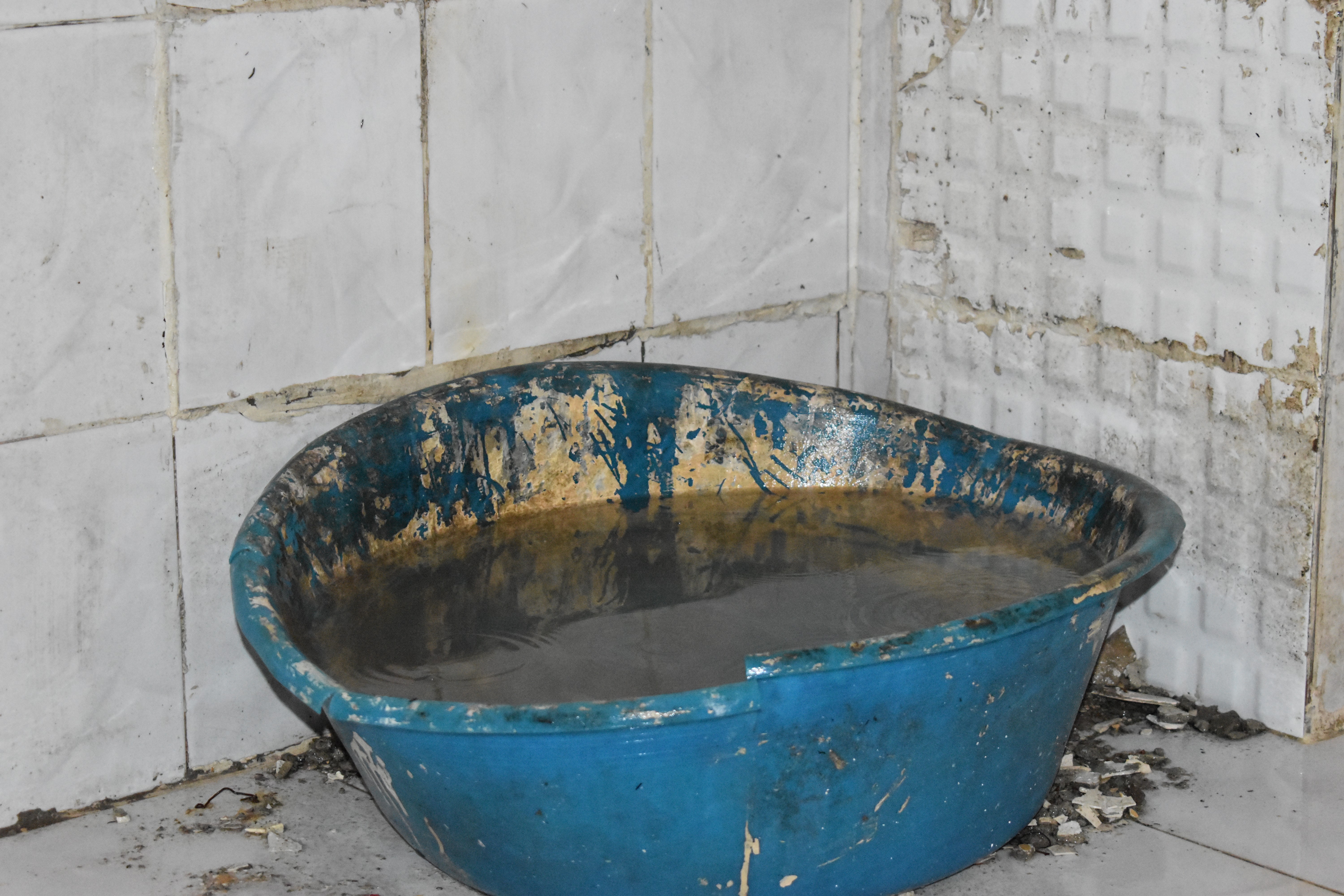 Komşusunun giderleri kerpetenle kapattığı aile lağım kokusu içinde yaşıyor