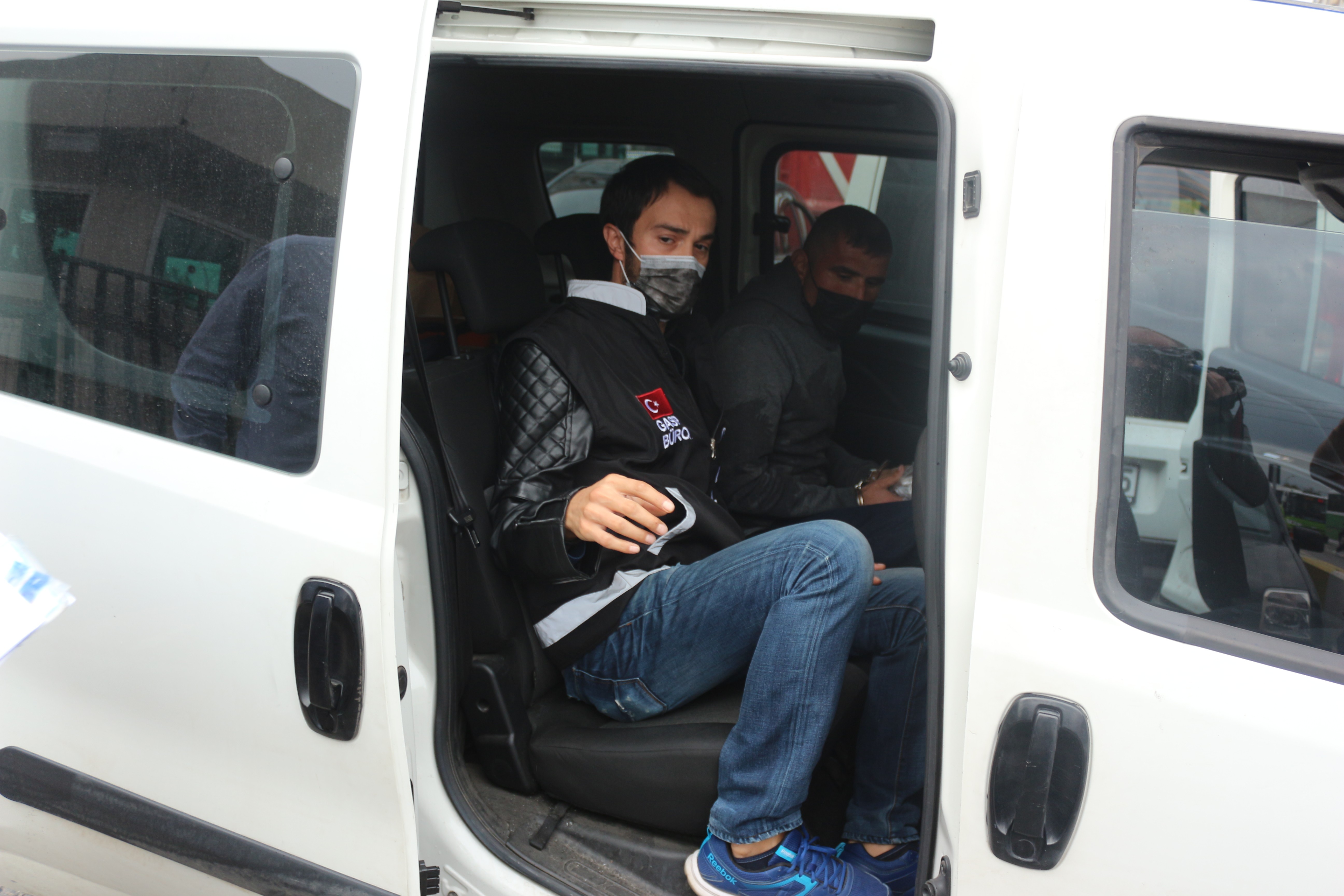 Sokak ortasında arkadaşını tüfekle öldüren şahıs adliyeye sevk edildi