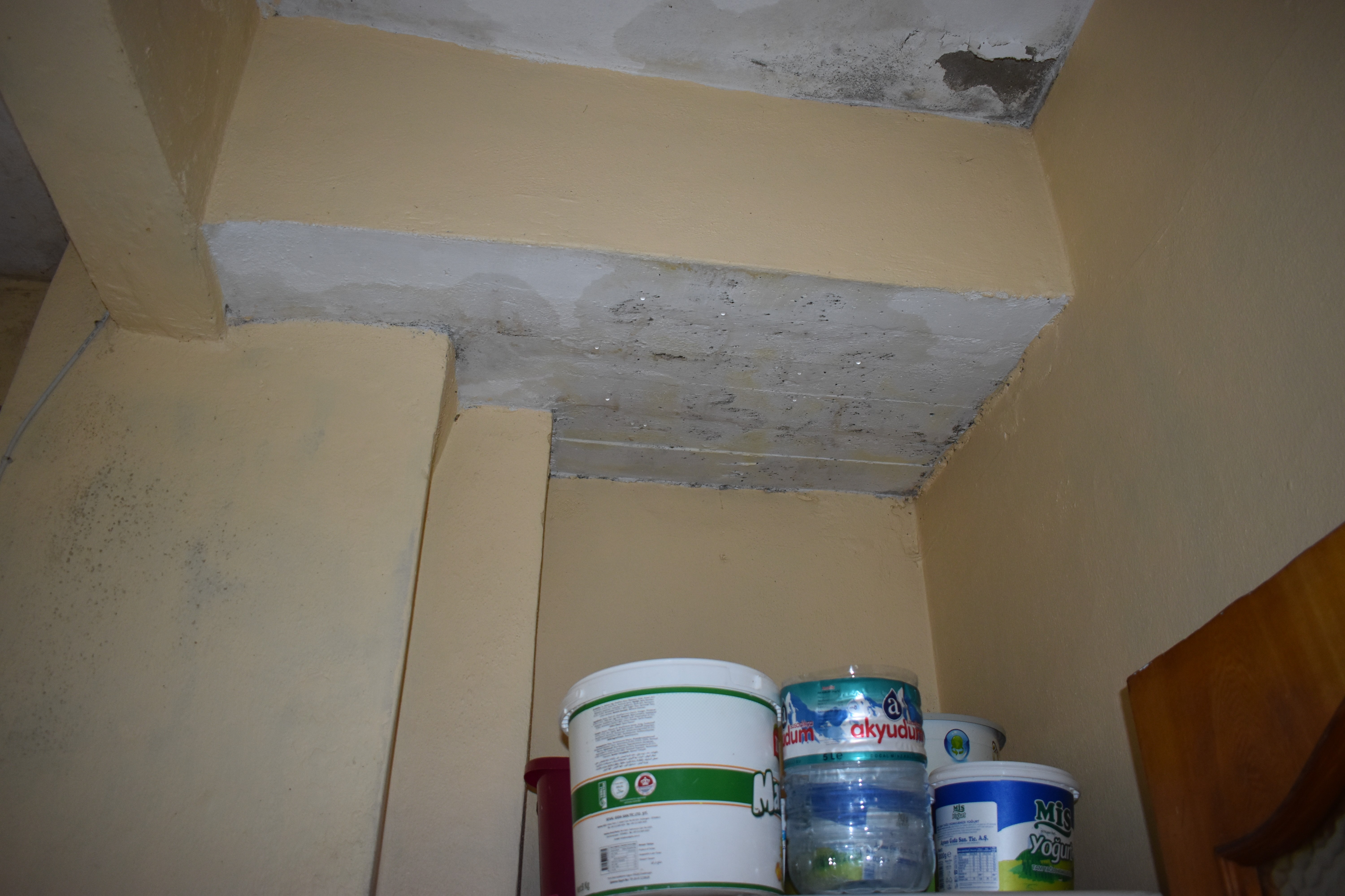 Komşusunun giderleri kerpetenle kapattığı aile lağım kokusu içinde yaşıyor