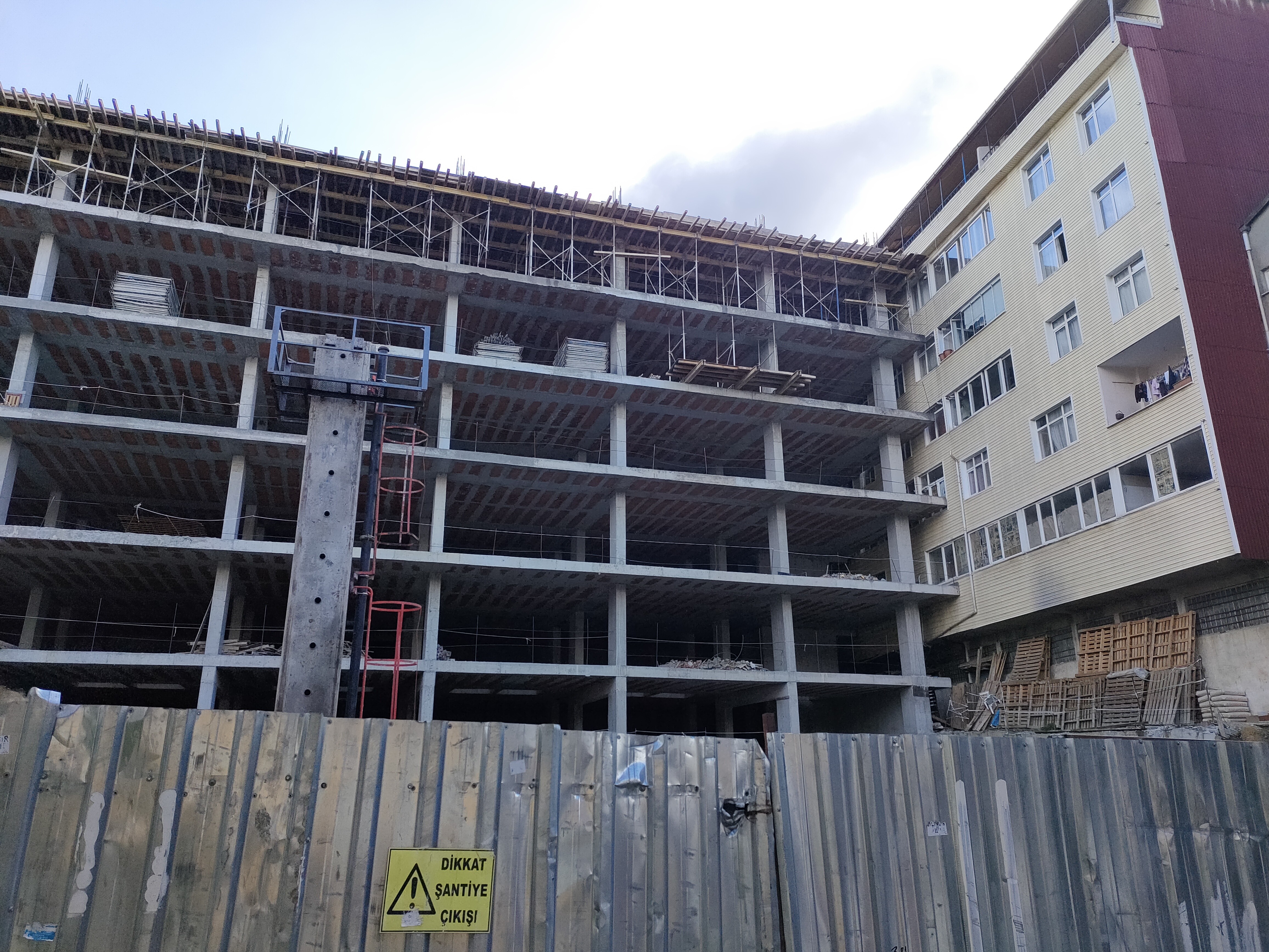 Şişli’de ilginç görüntü: Bina inşaatı 40 yıllık apartmana dayandı
