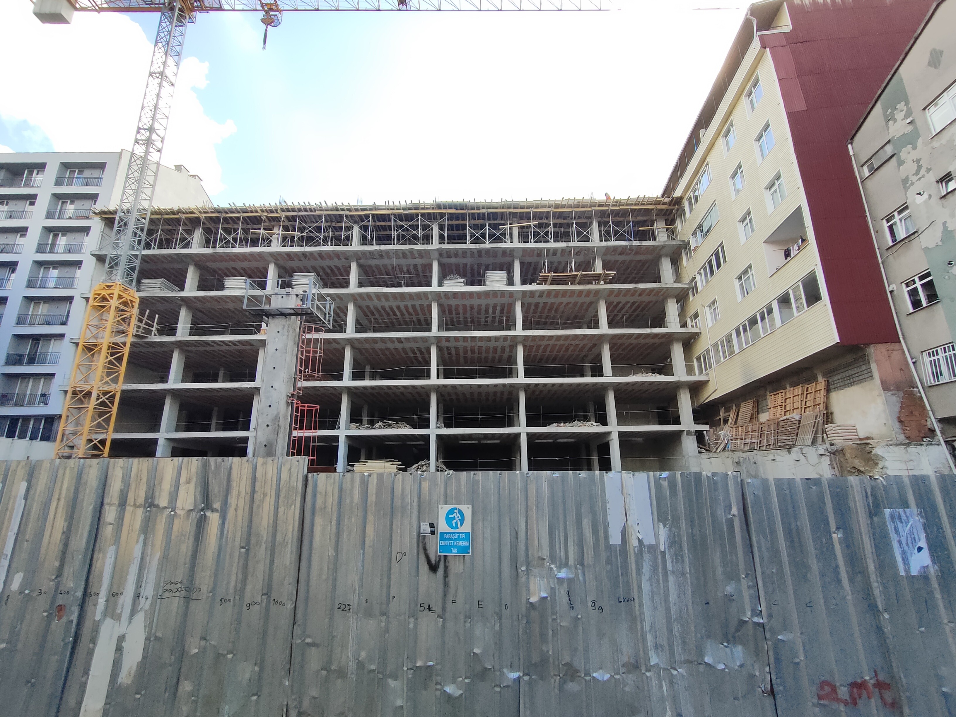 Şişli’de ilginç görüntü: Bina inşaatı 40 yıllık apartmana dayandı