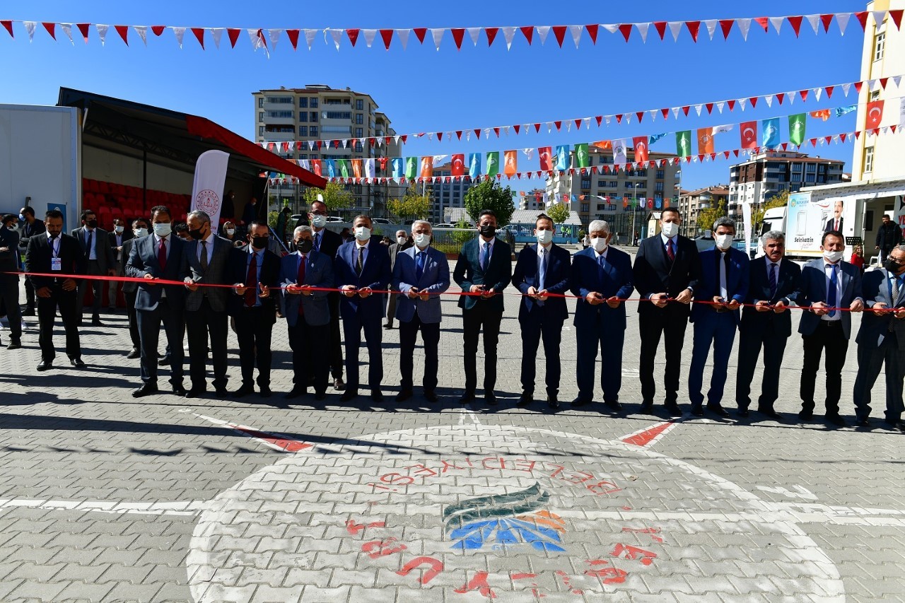 Geleceğin bilim adamları Yeşilyurt bilim şenliğinde buluştu