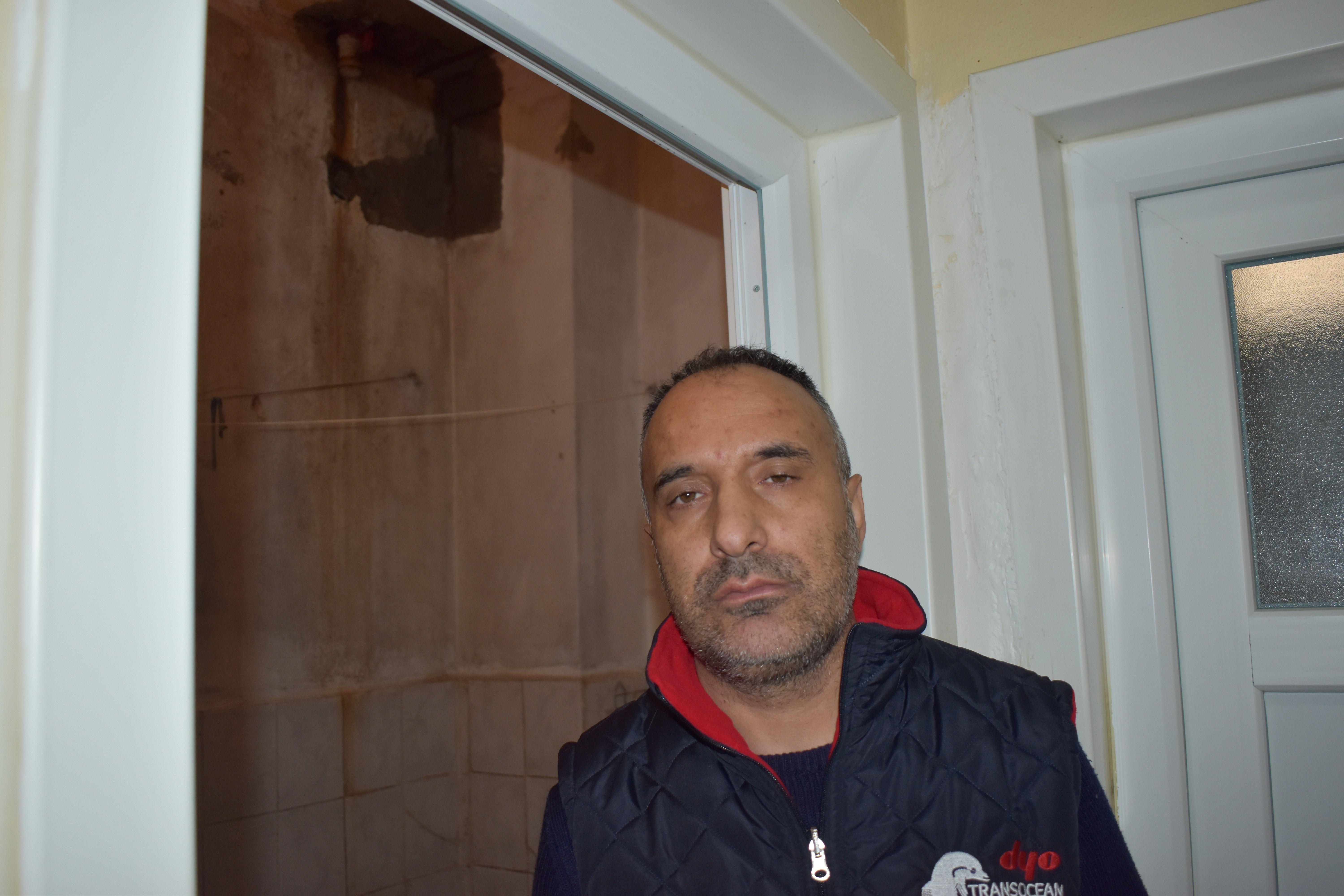 Komşusunun giderleri kerpetenle kapattığı aile lağım kokusu içinde yaşıyor