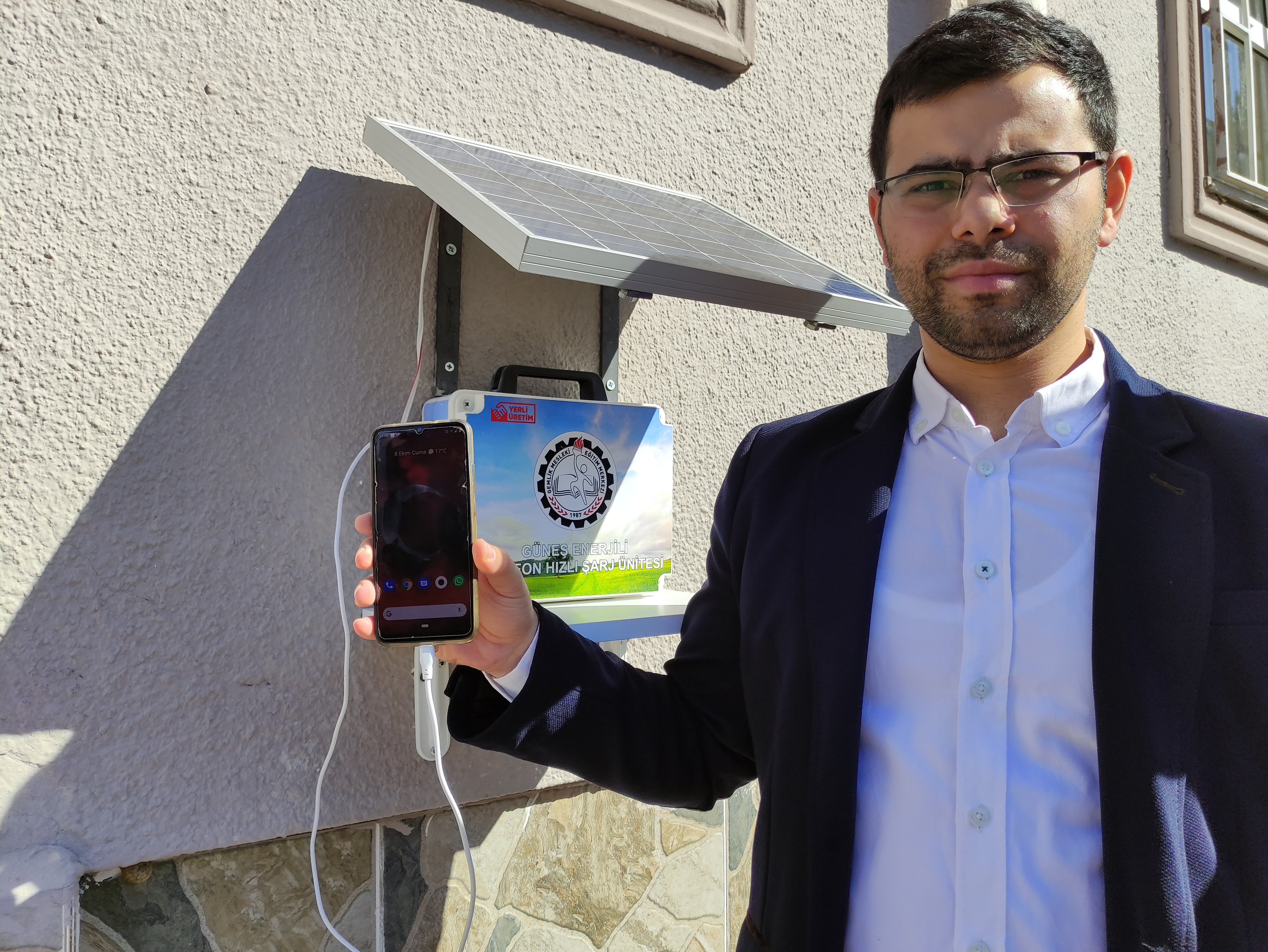 Öğretmen öğrencileri için güneş enerjisiyle çalışan şarj istasyonu yaptı