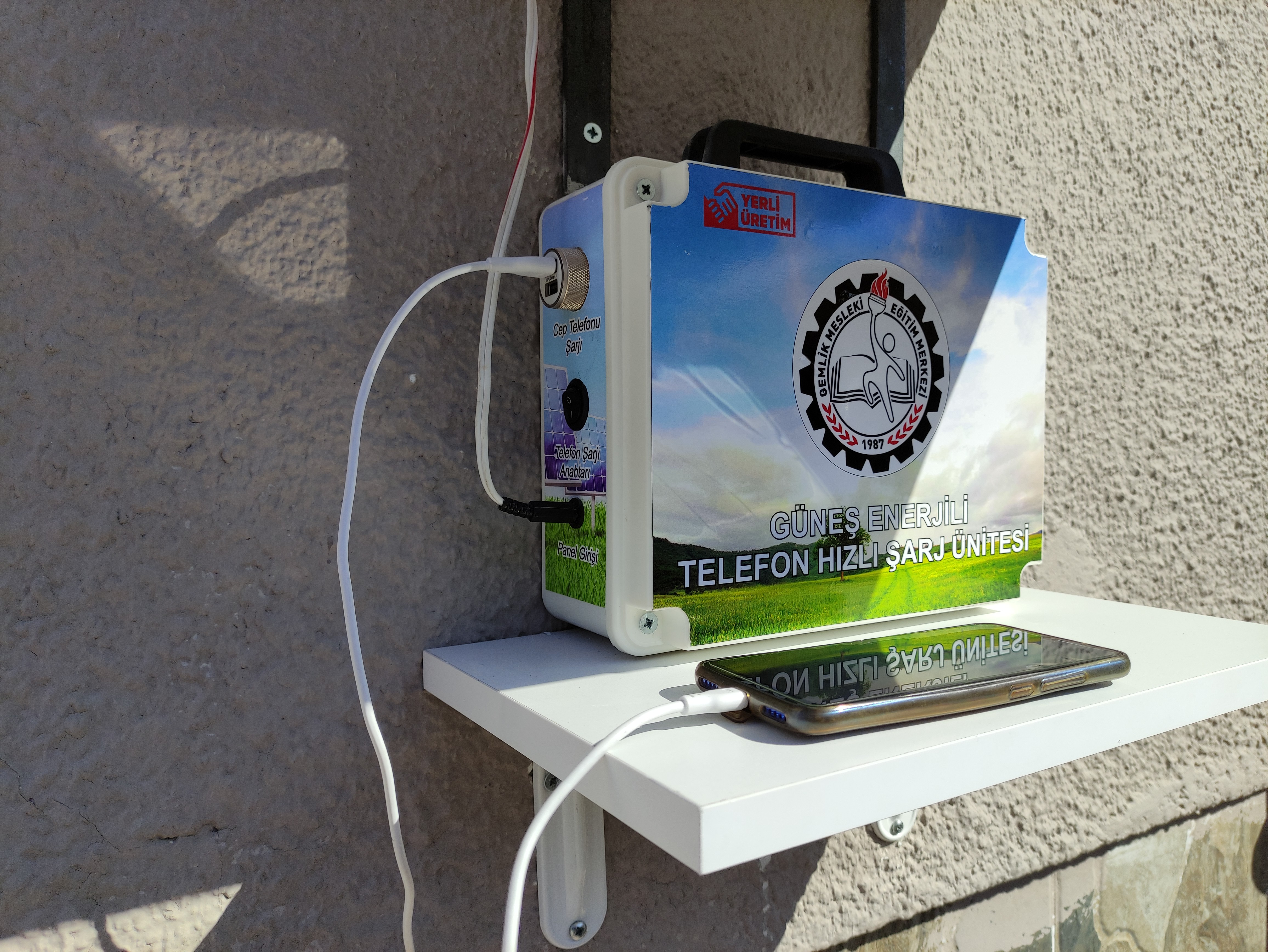 Öğretmen öğrencileri için güneş enerjisiyle çalışan şarj istasyonu yaptı