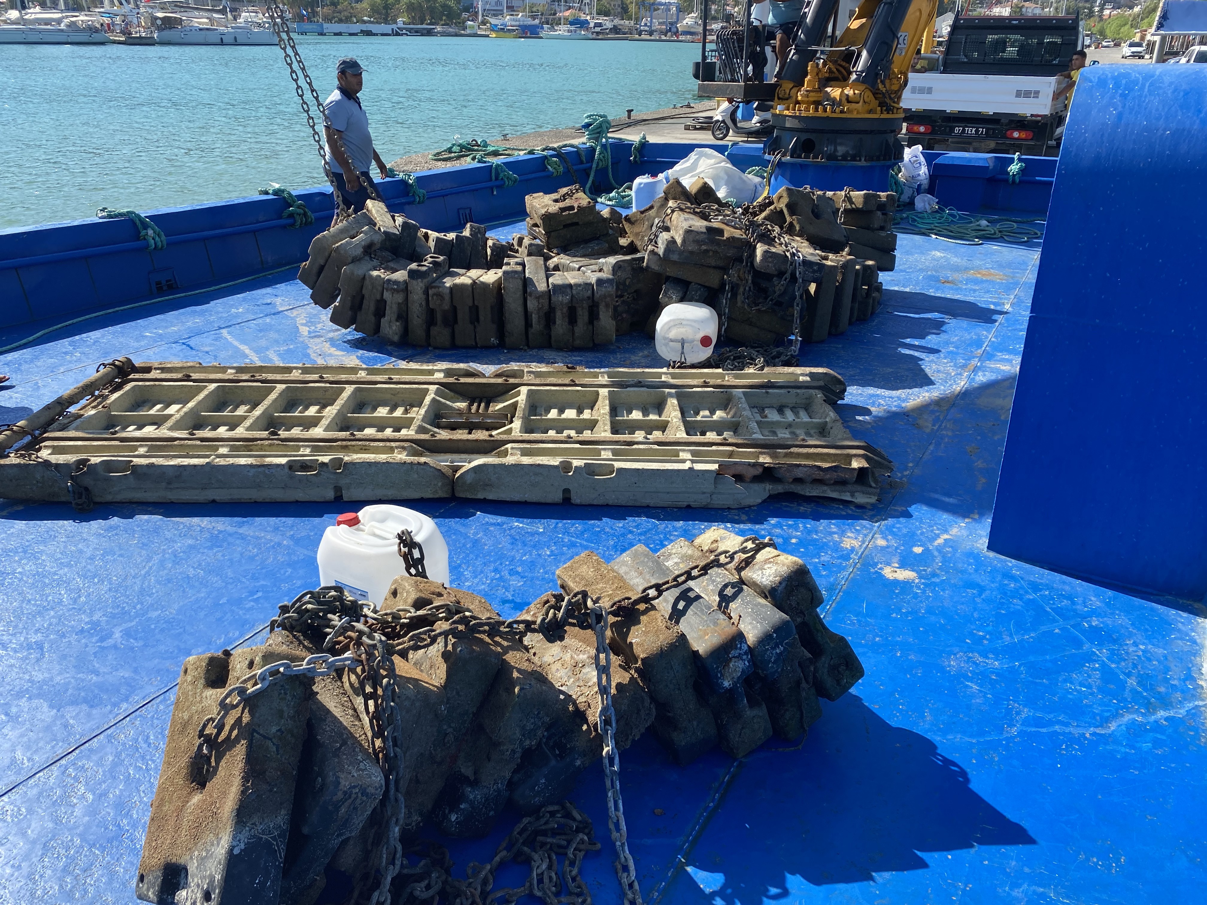 Fırtınanın deniz dibinde oluşturduğu duba enkazı, 15 günlük çalışmayla çıkartılabildi