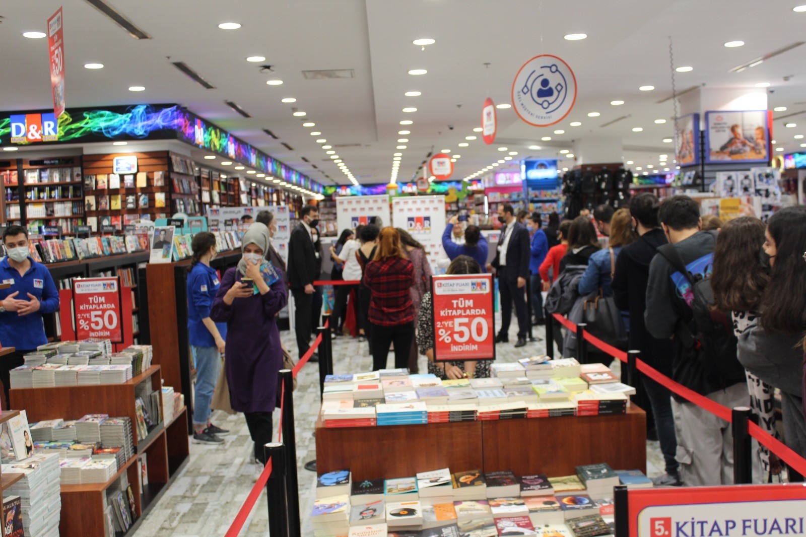 Pedro Alonso Akasya AVM’de okuyucularıyla bir araya geldi