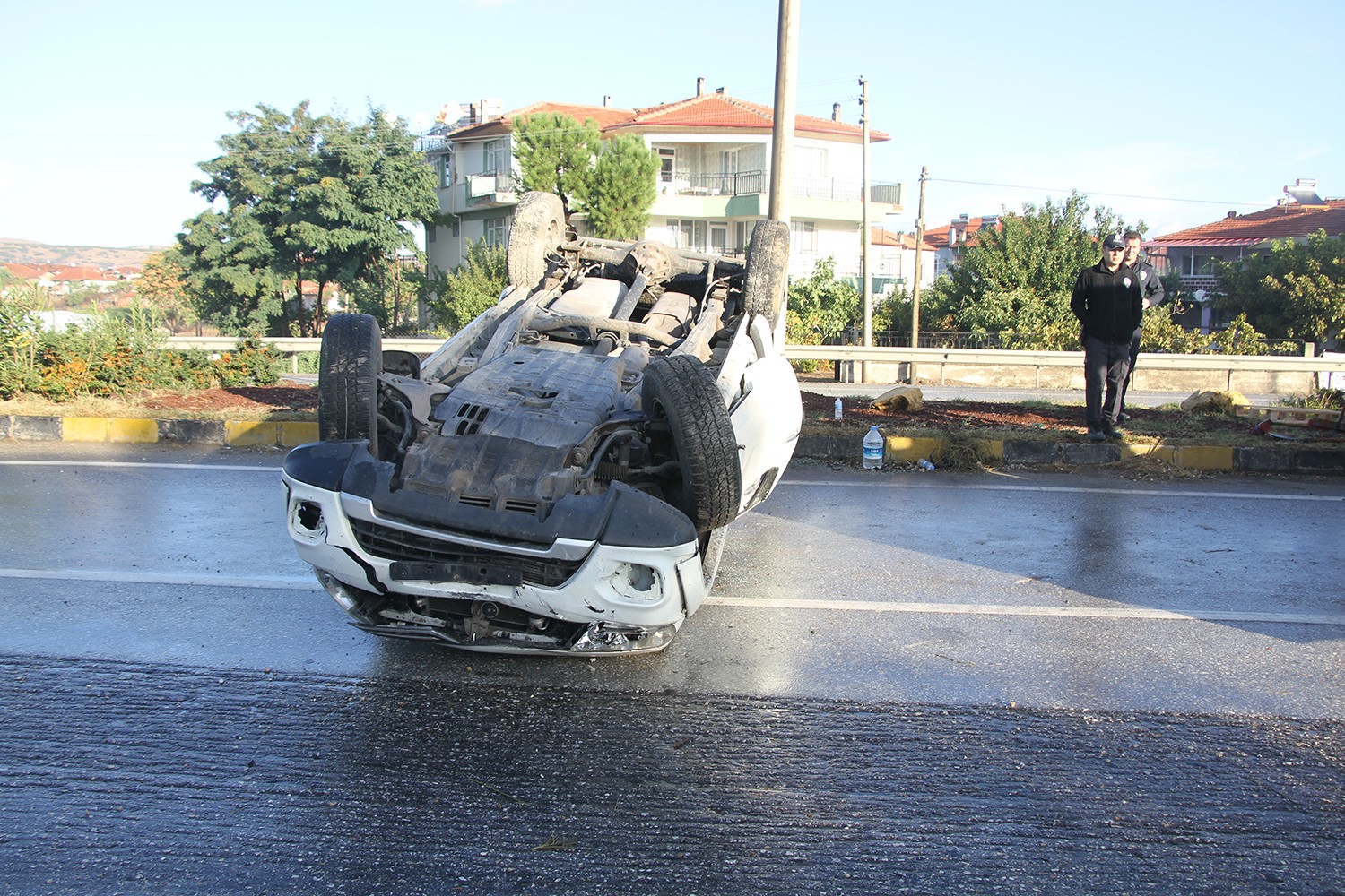 Kontrolden çıkan kamyonet takla atıp karşı şeride geçti: 3 yaralı