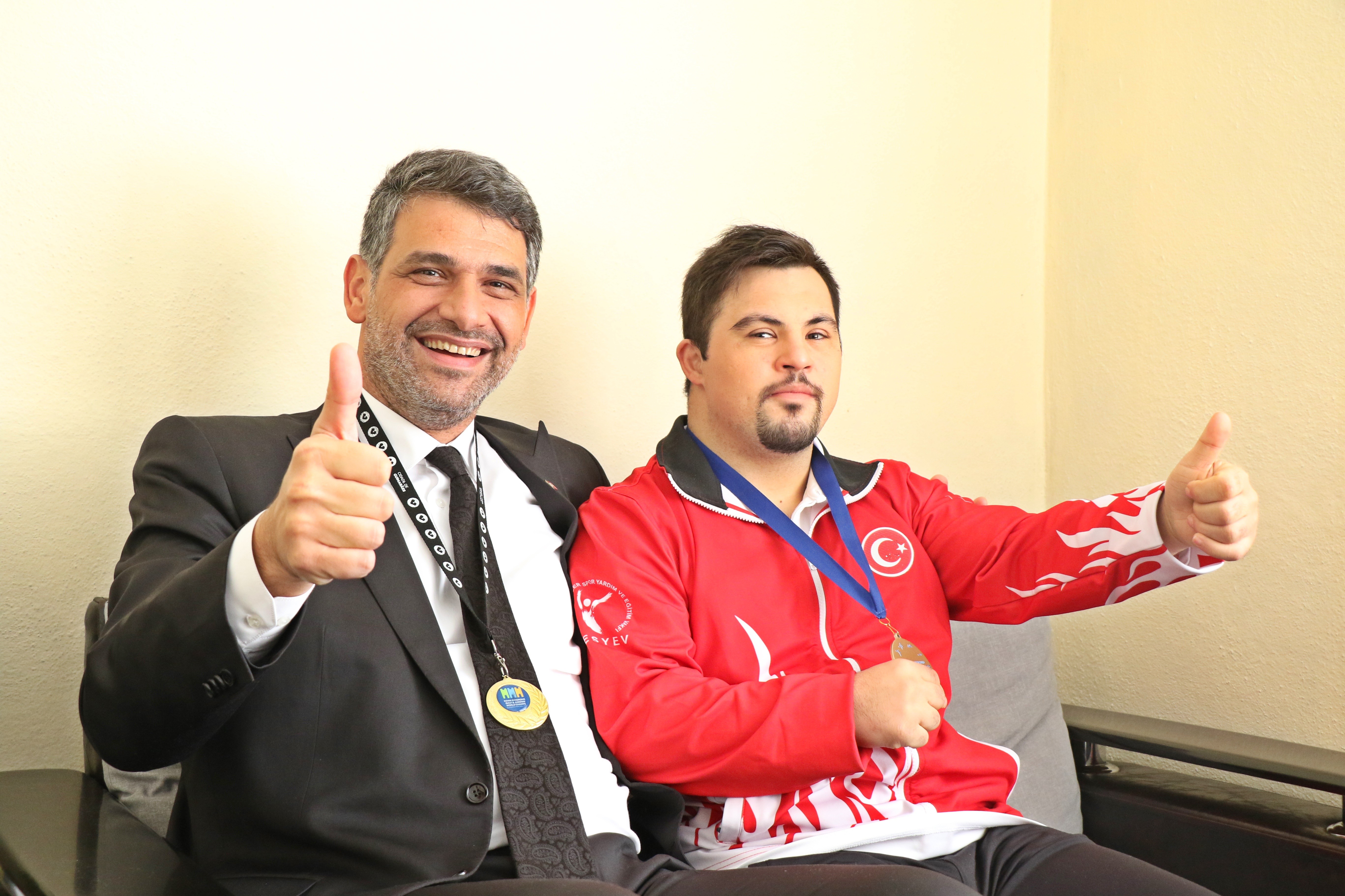 Kendisine garip bakanları şampiyonluklarıyla utandırıyor