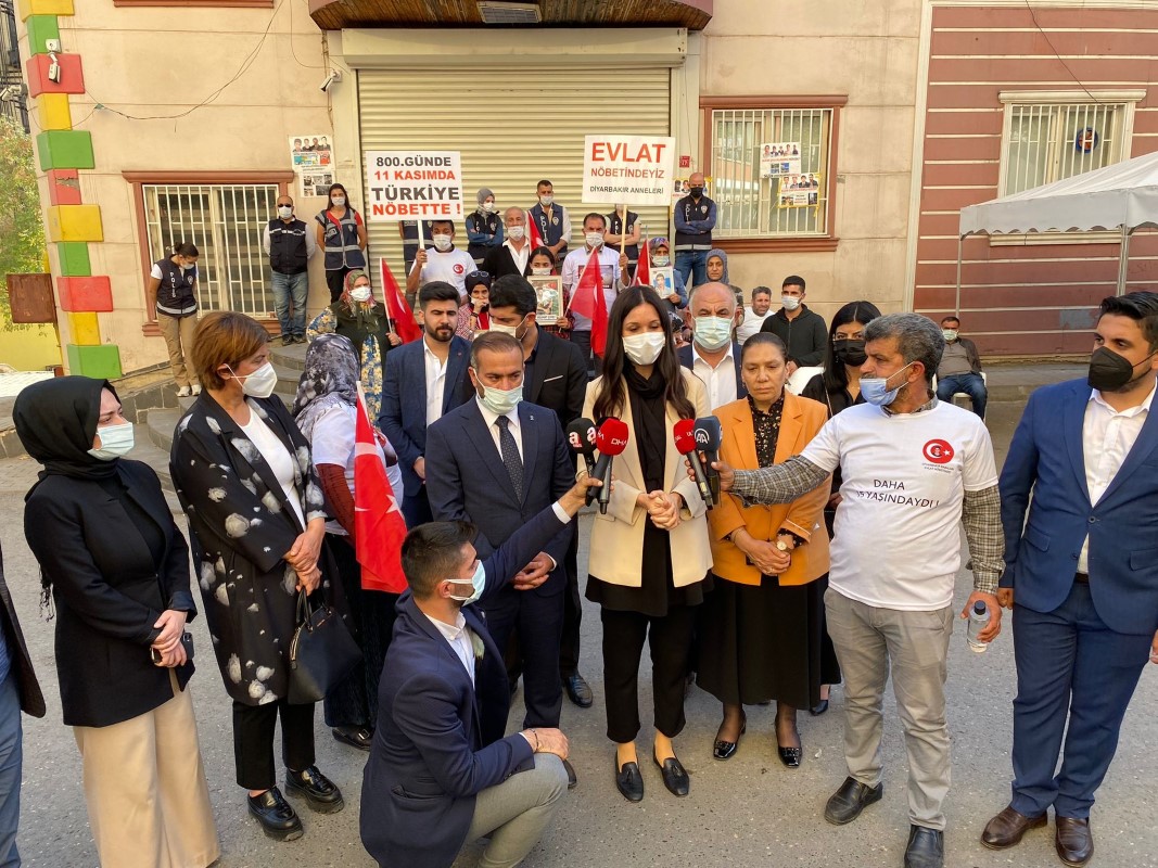 AK Parti’den evlat nöbetindeki ailelere ziyaret