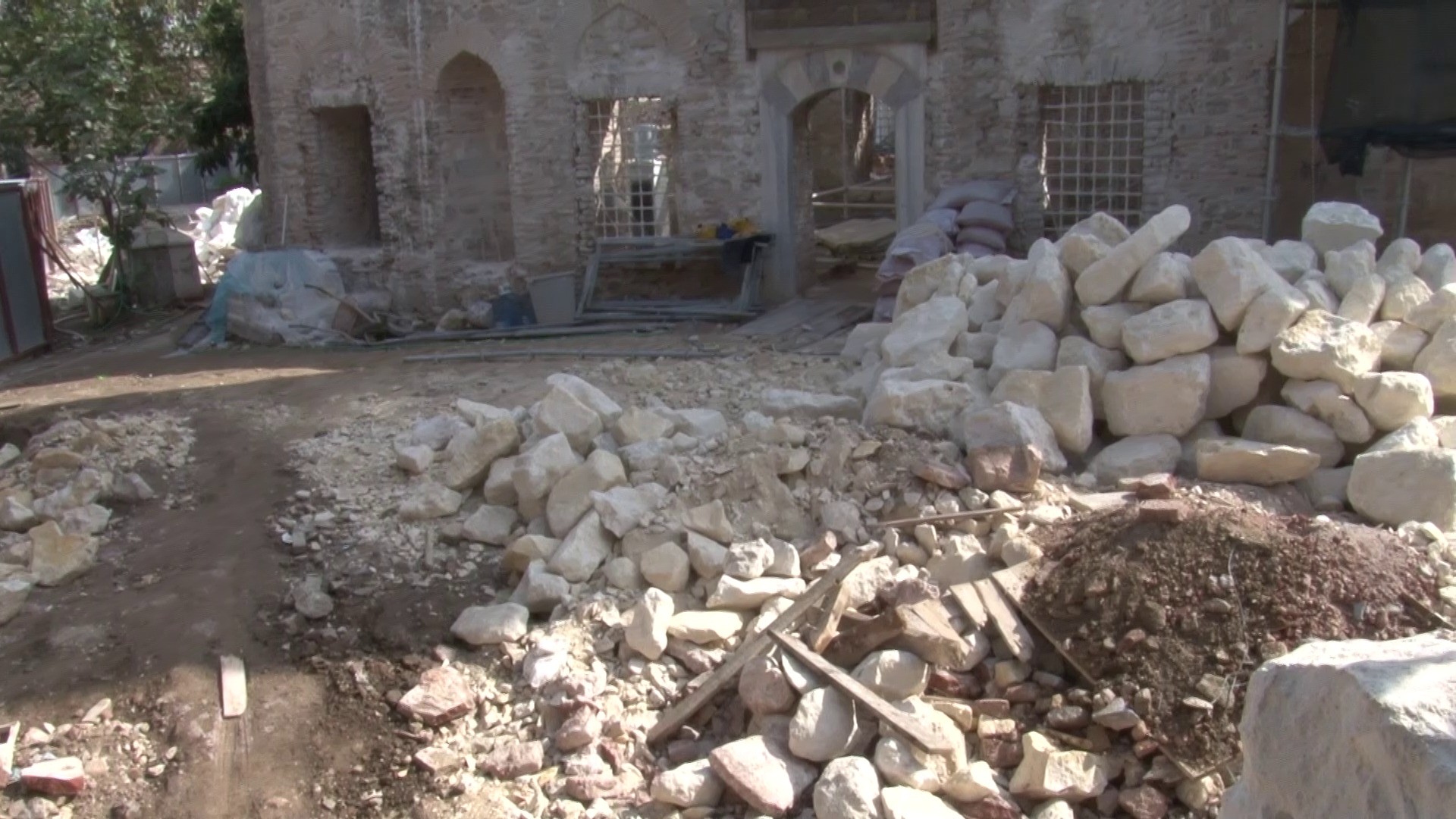 Üsküdar'da 460 yıllık Gülfem Hatun Camii'nin restorasyon çalışması havadan görüntülendi