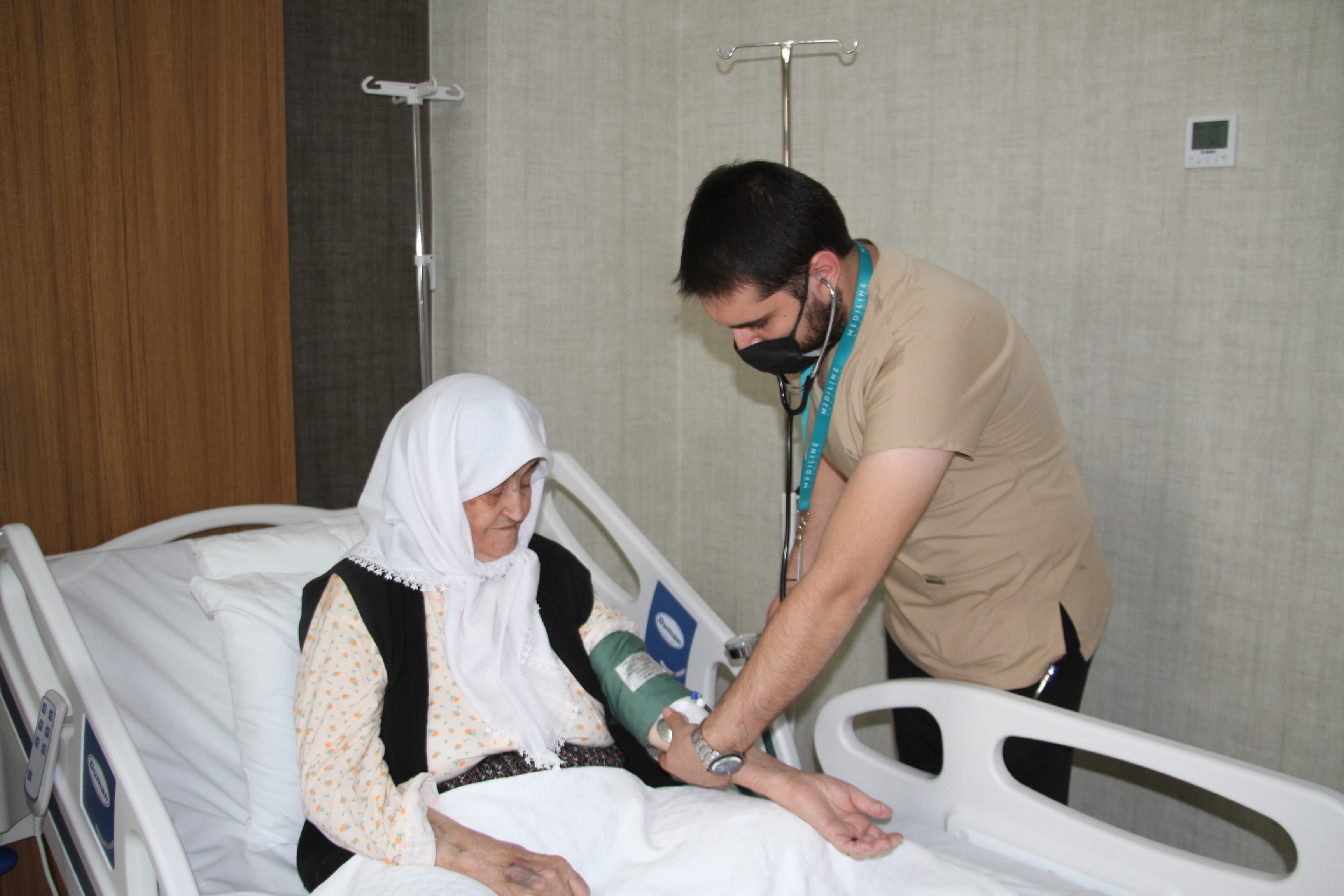 2 doz aşı hayatta tuttu, 89 yaşındaki Firdevs nine koronayı hafif atlattı