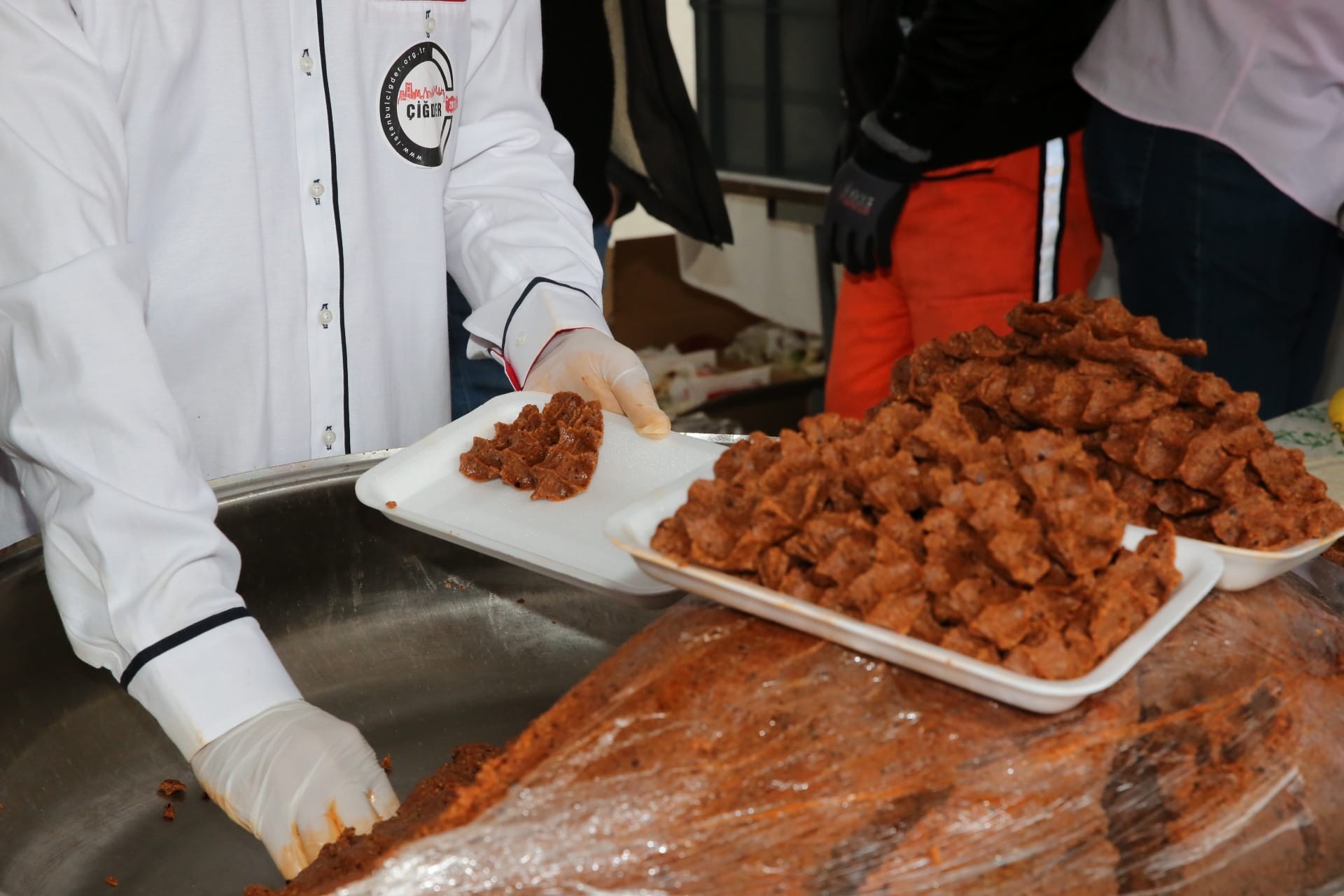 Esenler’de festival sezonu çiğ köfte ve nar ile açıldı