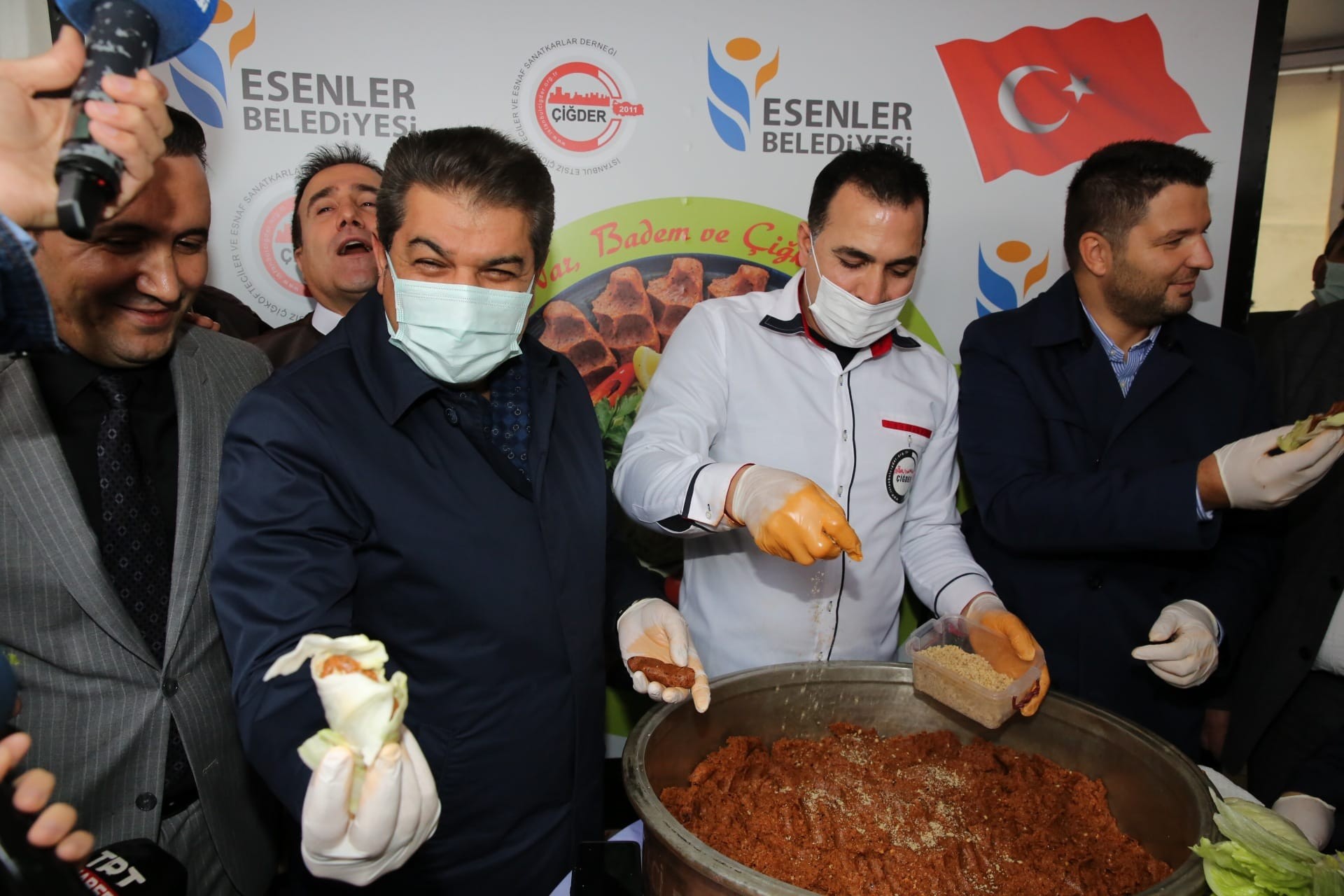 Esenler’de festival sezonu çiğ köfte ve nar ile açıldı