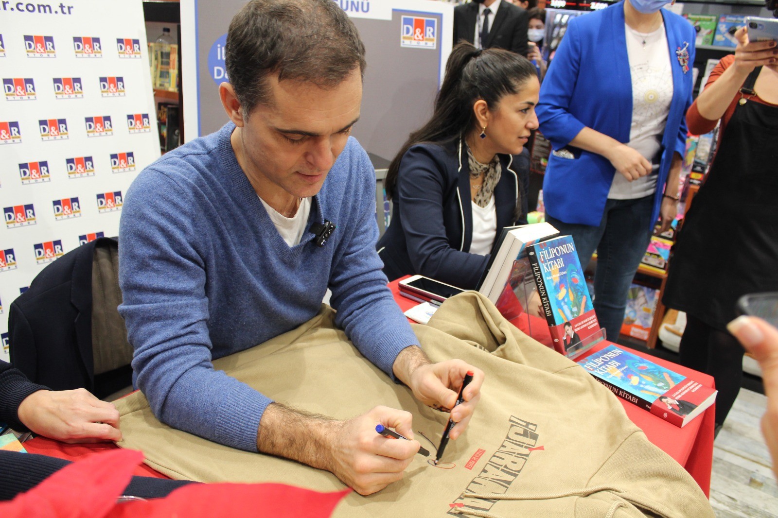 Pedro Alonso Akasya AVM’de okuyucularıyla bir araya geldi