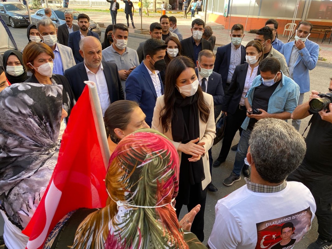 AK Parti’den evlat nöbetindeki ailelere ziyaret