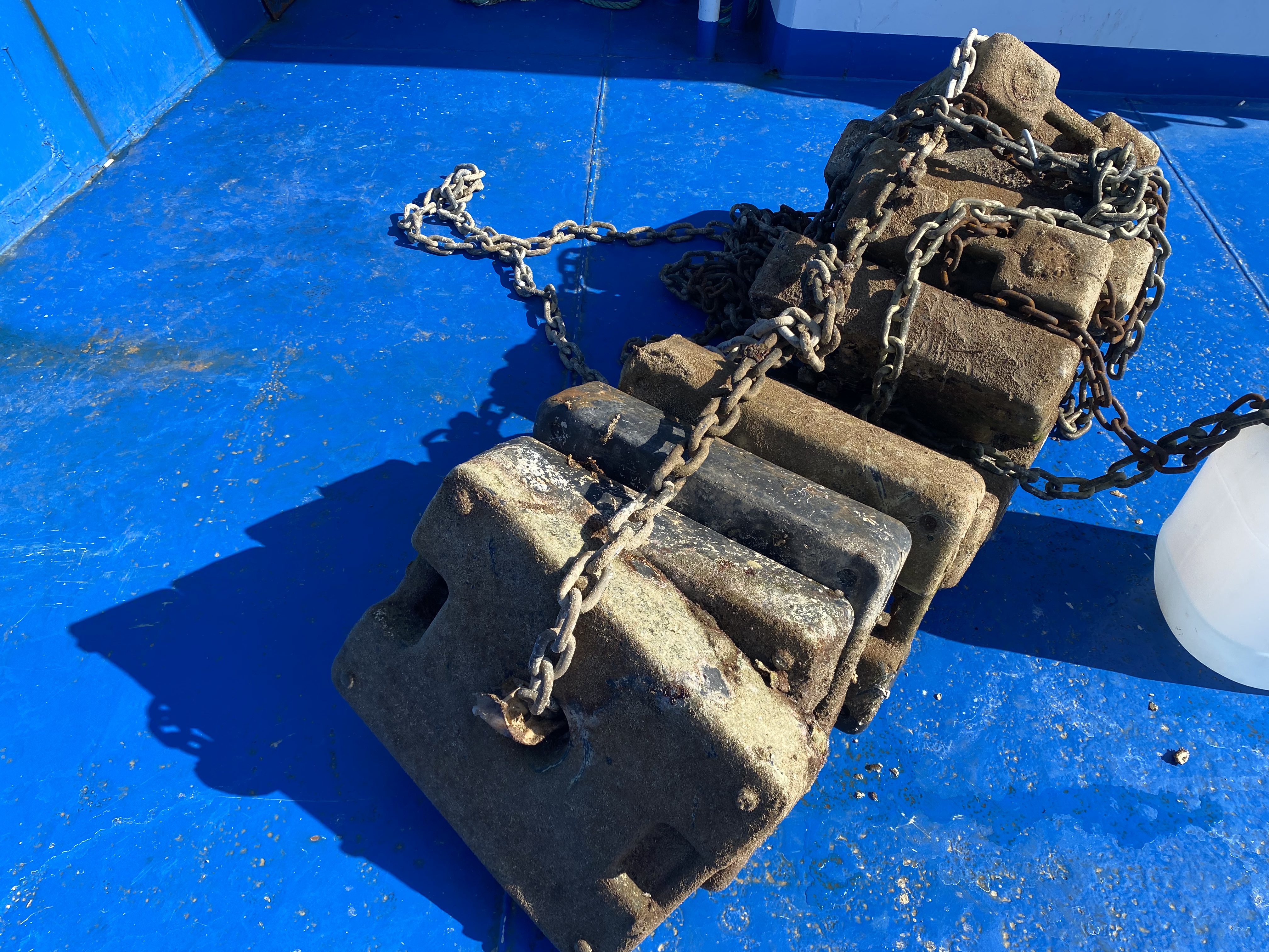 Fırtınanın deniz dibinde oluşturduğu duba enkazı, 15 günlük çalışmayla çıkartılabildi