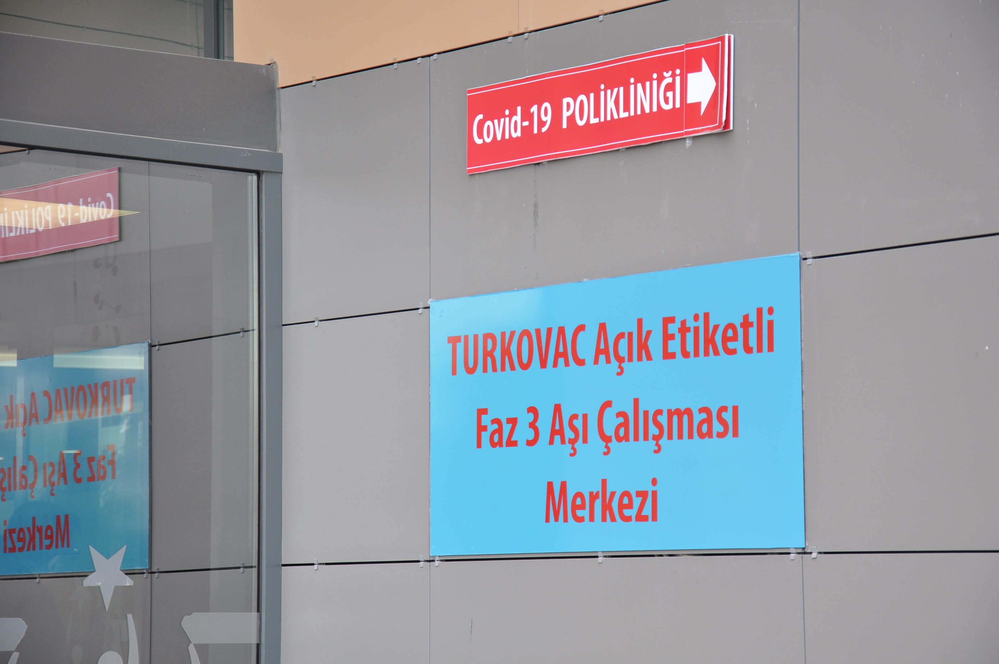 Hastanenin ilk Turkovac gönüllüsü aşı oldu