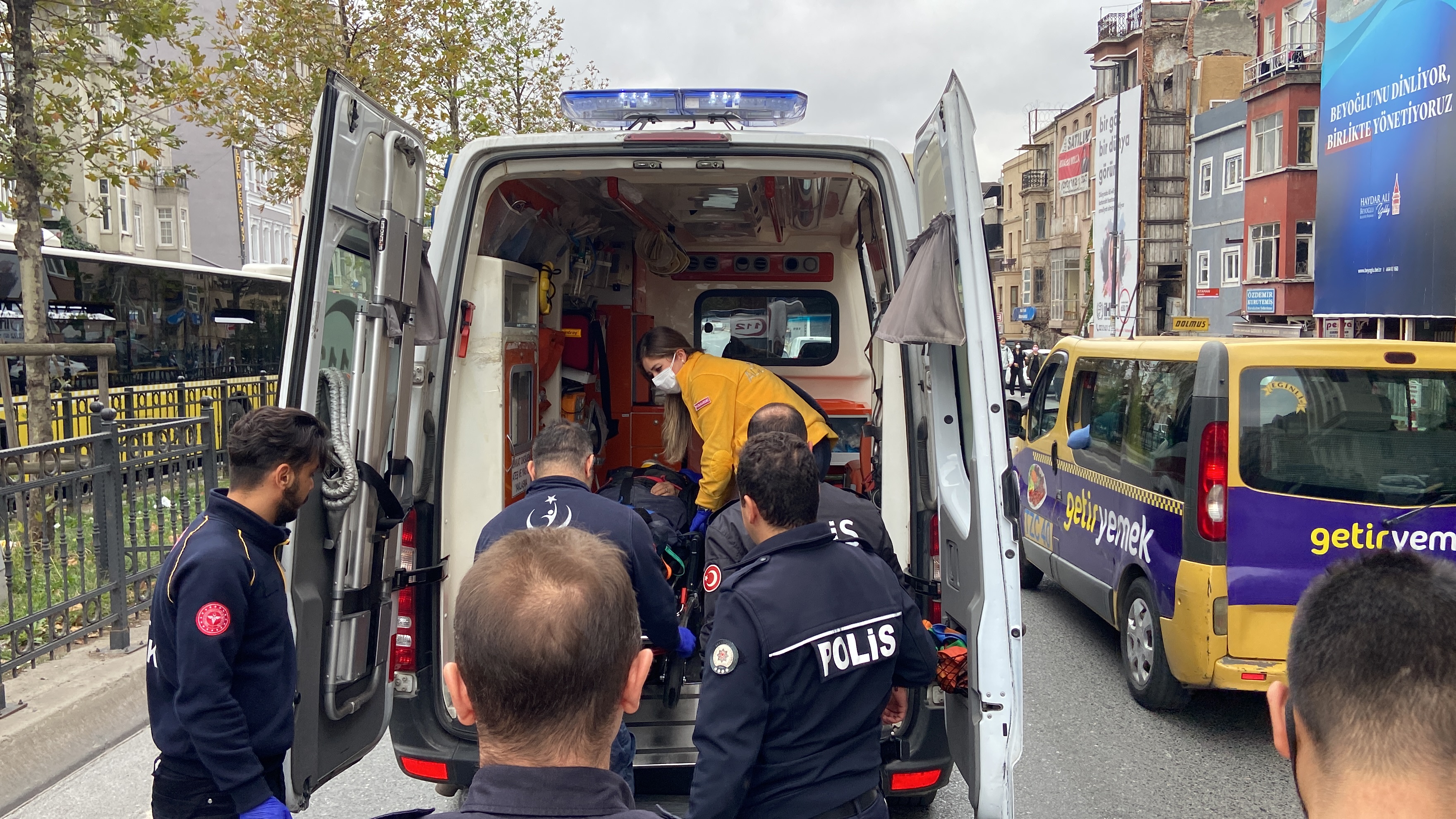 Beyoğlu'nda taksinin yaşlı adama çarptığı anlar kamerada