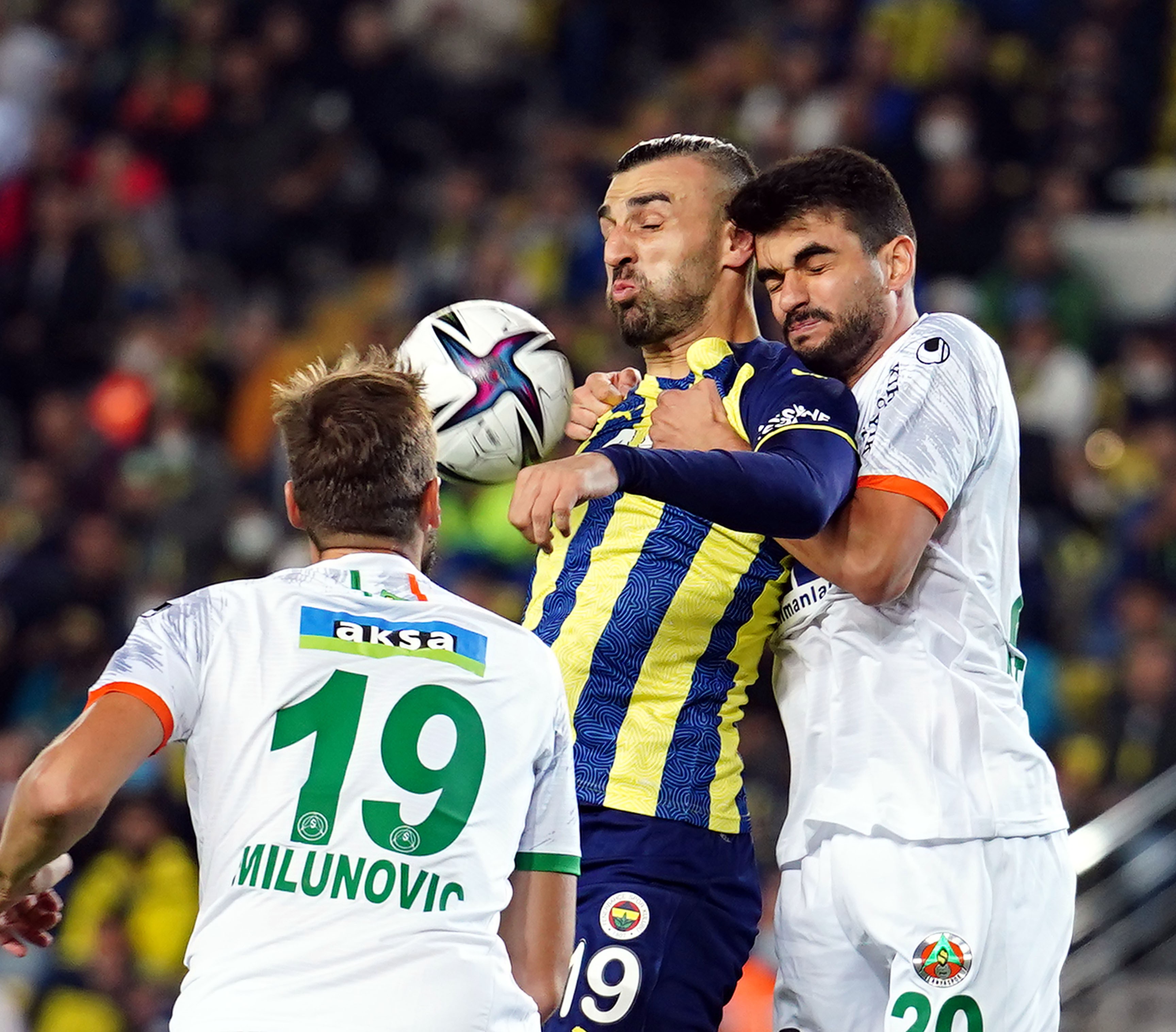 Fenerbahçe evinde ağır yaralı! Maç sonucu: Fenerbaçe 1-2 Alanyaspor