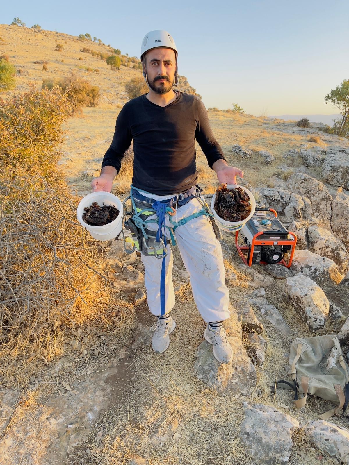 150 metrelik kayalıklardan şifa kaynağı olan kaya balını topladı