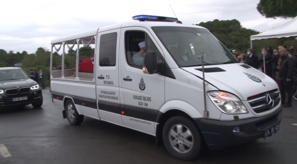 Baykar Yönetim Kurulu Başkanı Özdemir Bayraktar, aile kabristanında defnedildi