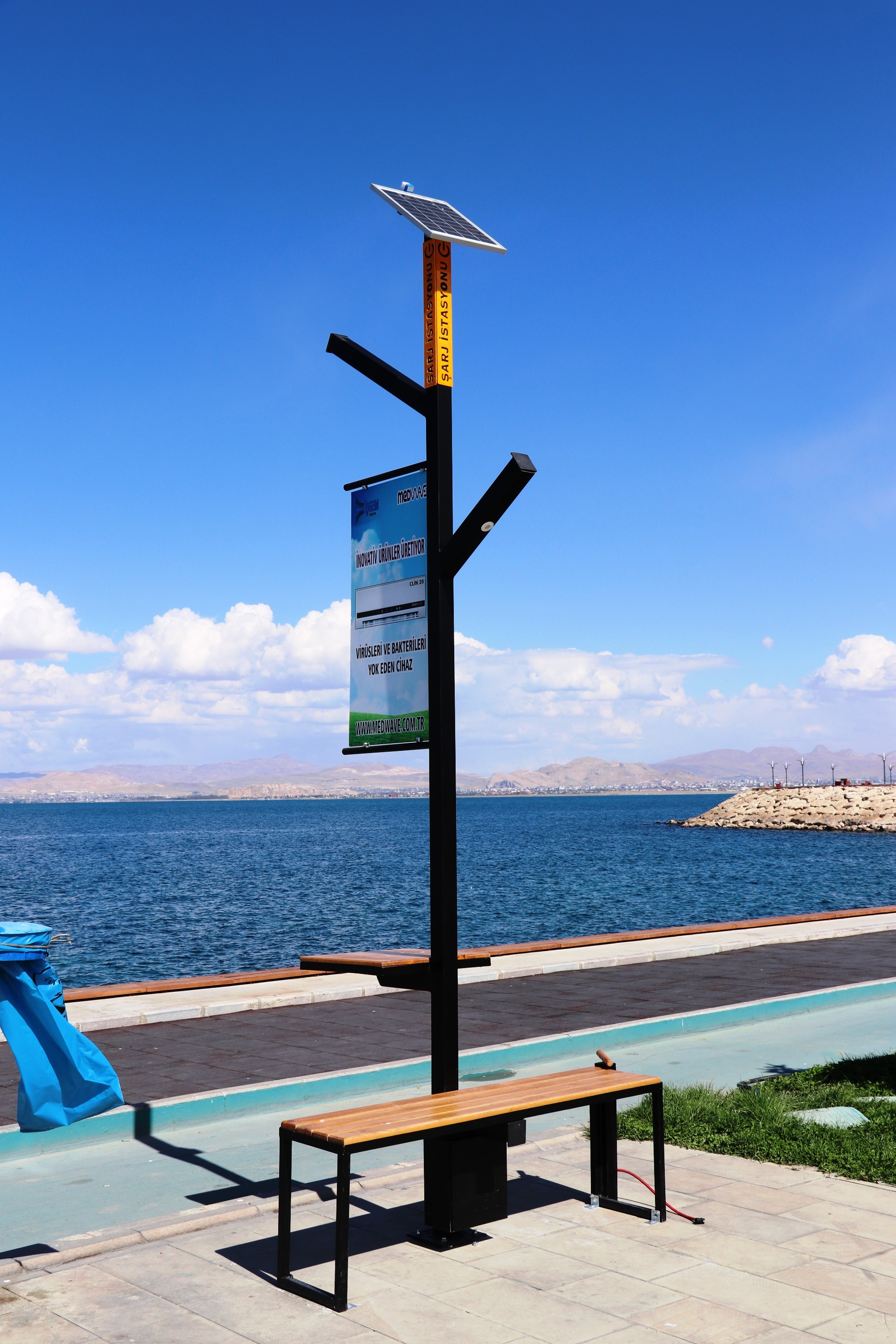 Güneş enerjisiyle çalışan telefon şarj istasyonu üretildi