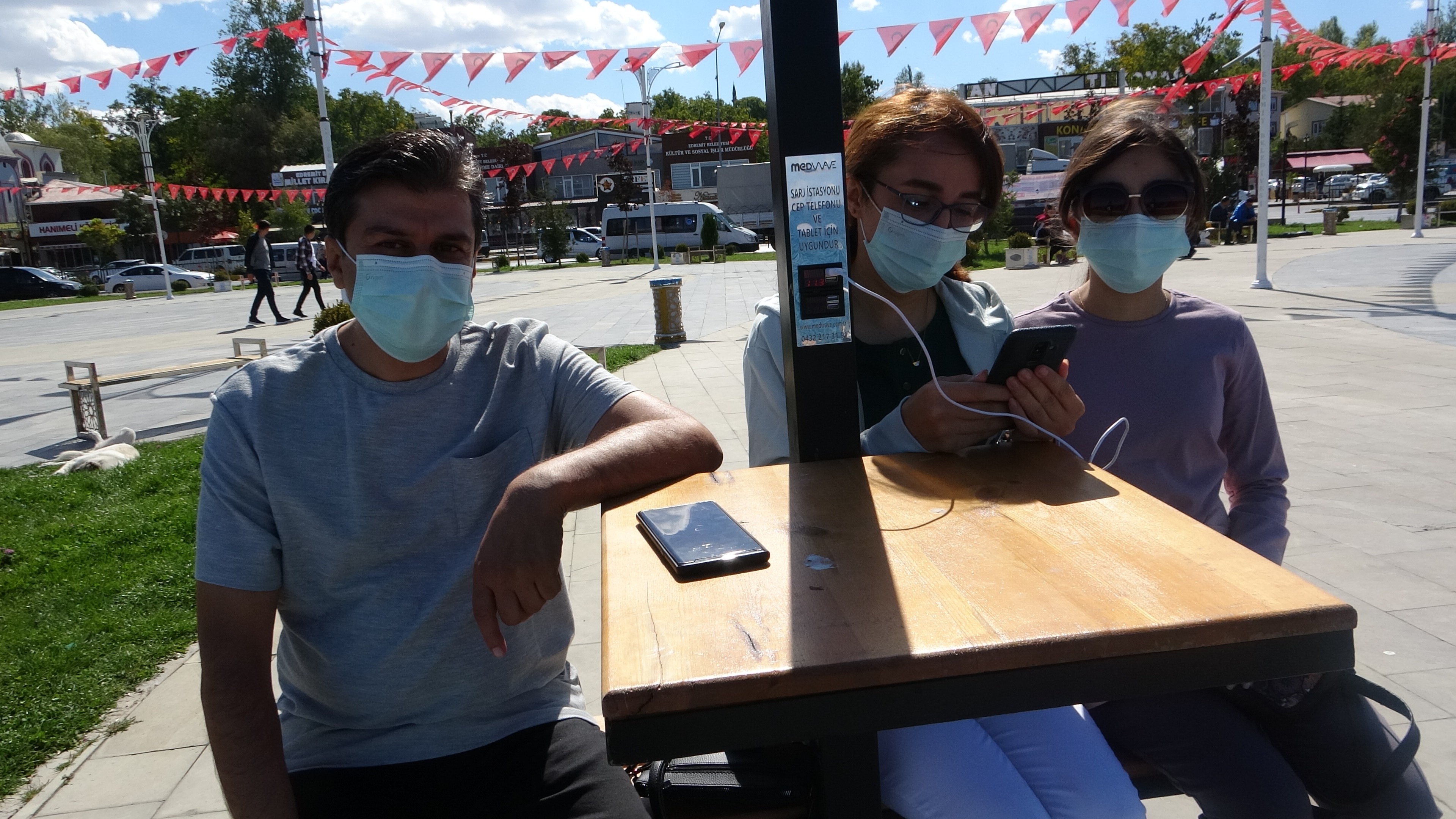 Güneş enerjisiyle çalışan telefon şarj istasyonu üretildi