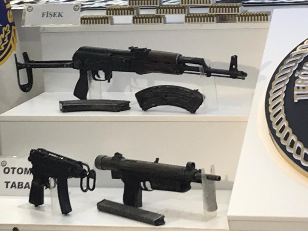 Eylem planı deşifre olan DHKP/C terör örgütünden ele geçirilen silahlar emniyette sergilendi