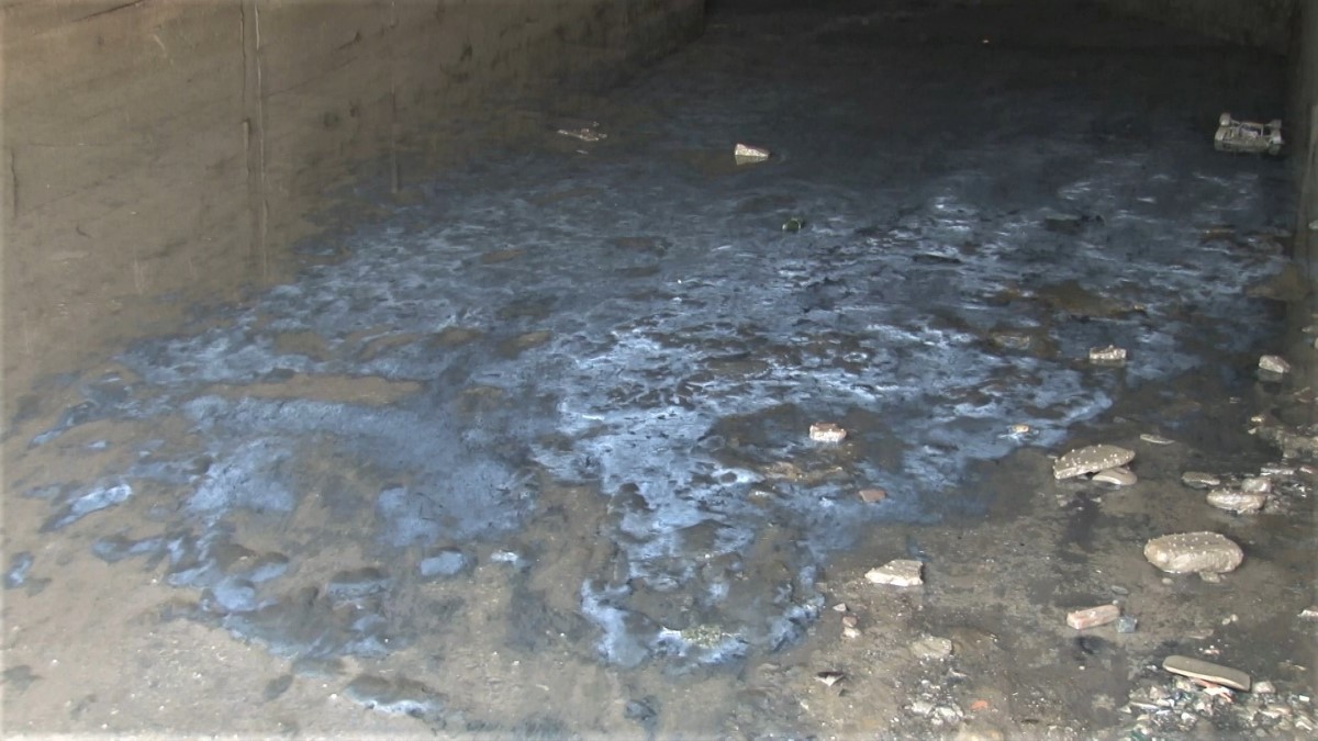 Maltepe'de Çamaşırcı Deresi’nin lağım kokusu ve çöpü esnafı vurdu