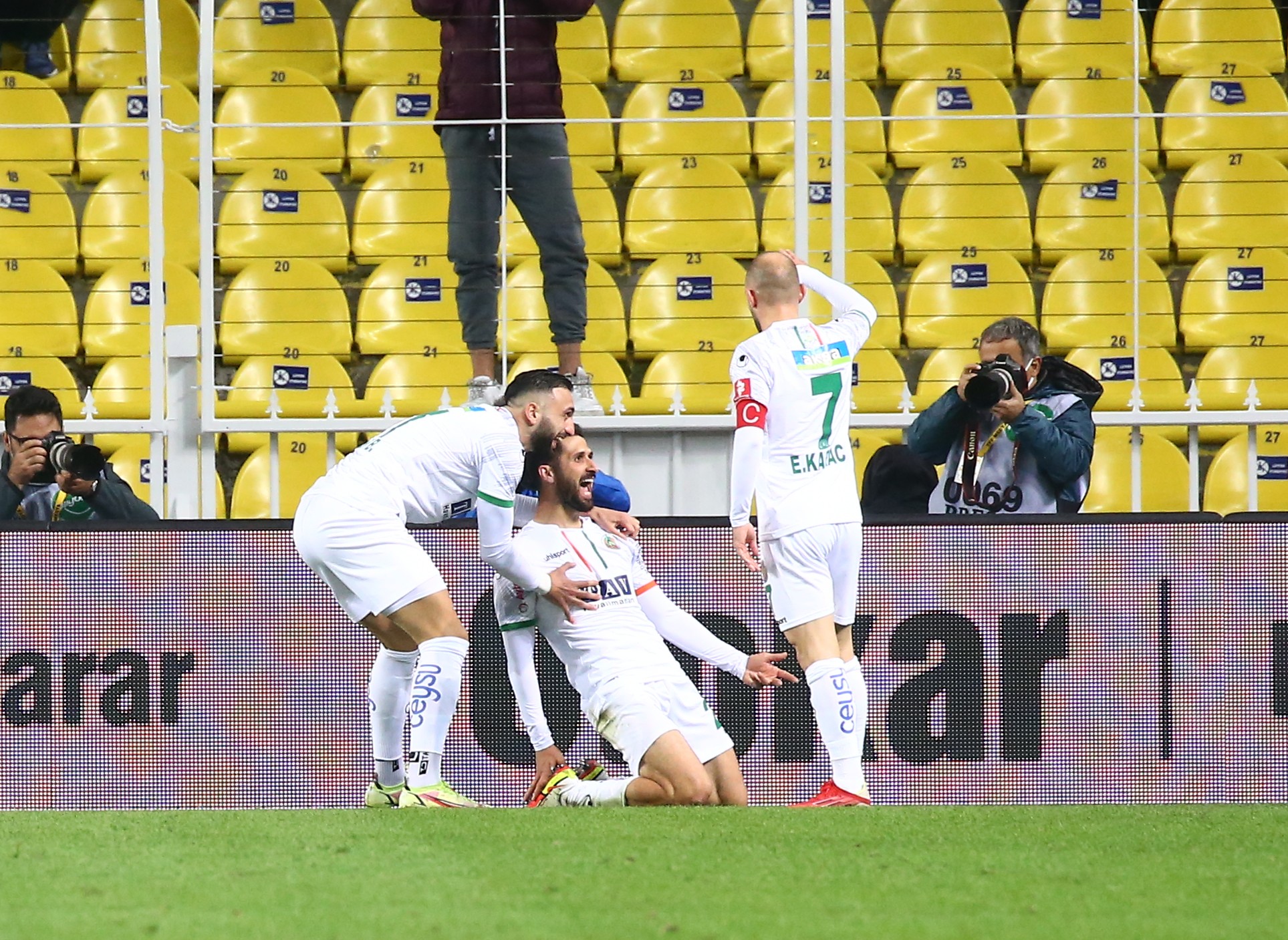 Fenerbahçe evinde ağır yaralı! Maç sonucu: Fenerbaçe 1-2 Alanyaspor