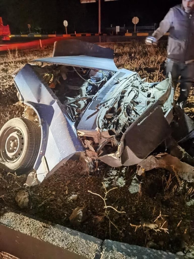 Isparta’da kaza sonrası otomobil ikiye bölündü: 4 yaralı