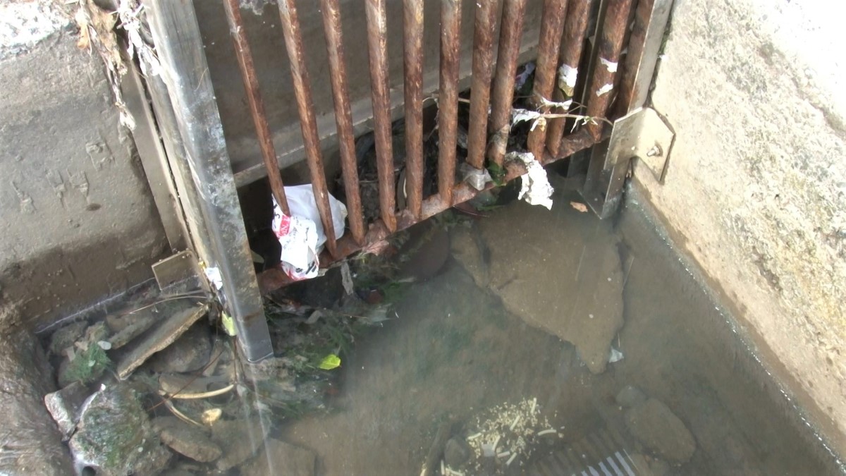 Maltepe'de Çamaşırcı Deresi’nin lağım kokusu ve çöpü esnafı vurdu