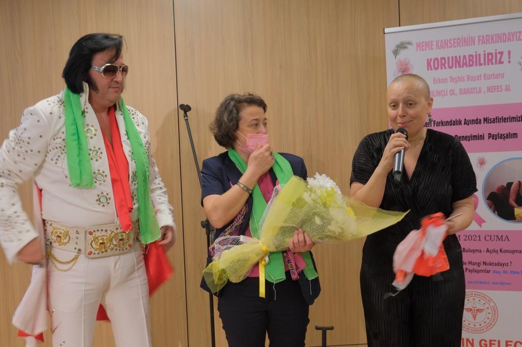 Kanseri yenen eşine konser sürprizi yaptı