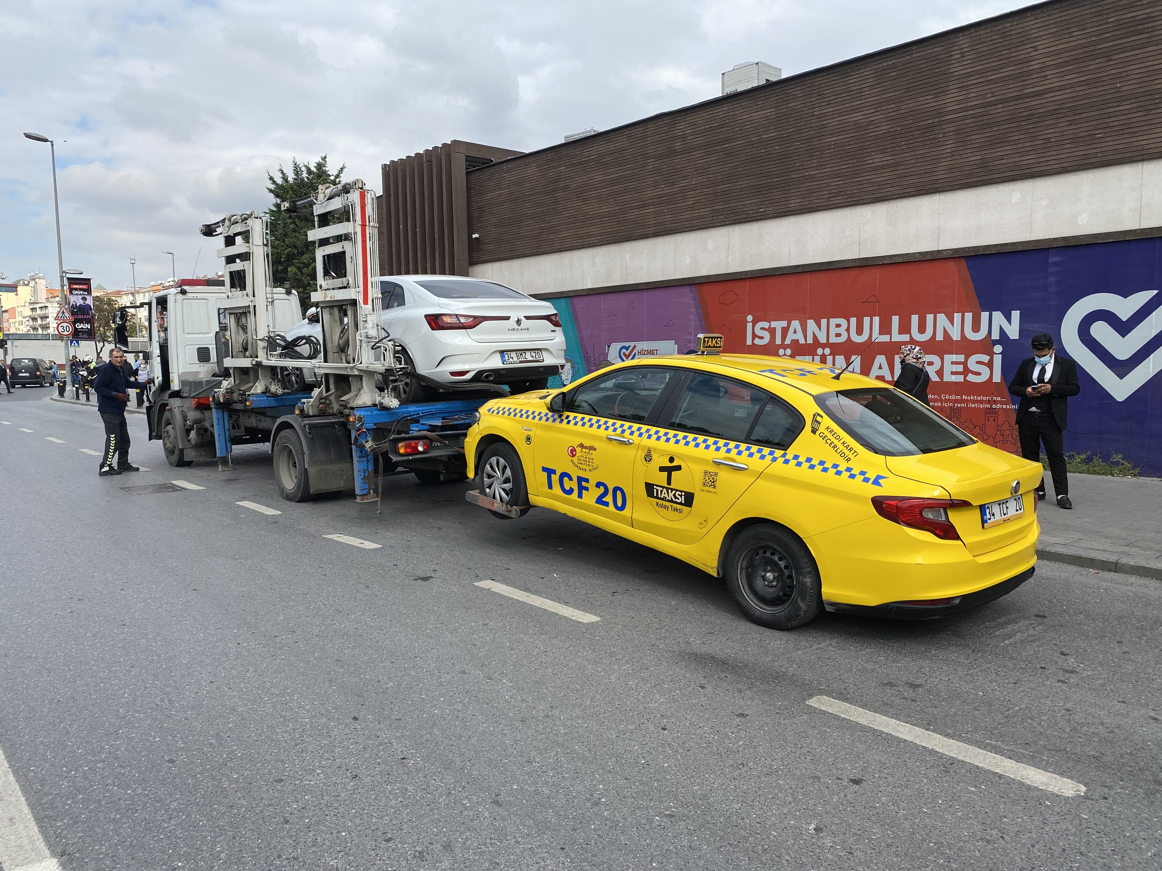 İstanbul’da yolcu seçen taksi sürücüsü: 'Taksim Meydan’da 50 Euro’ya yolcu taşıyorlar'