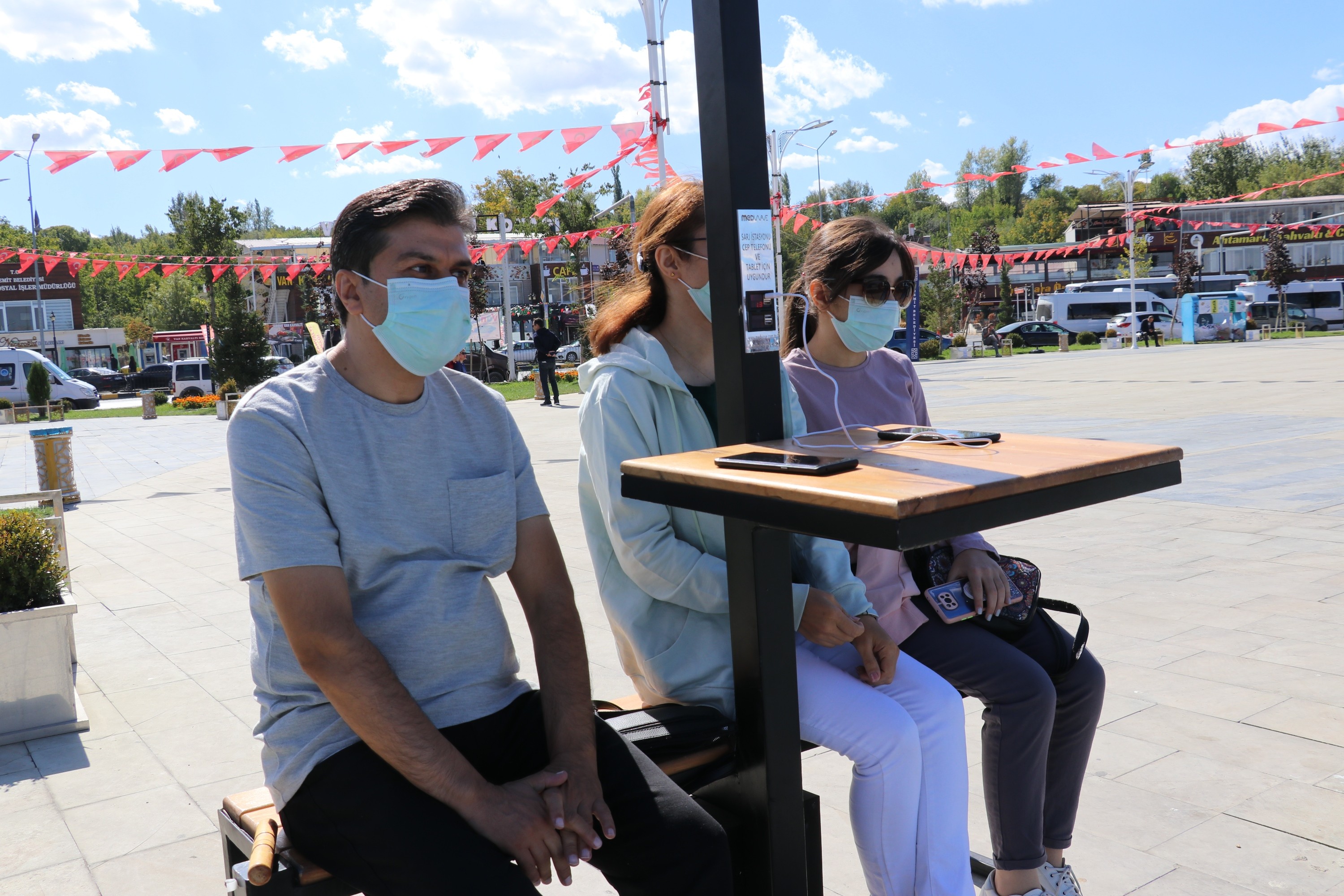 Güneş enerjisiyle çalışan telefon şarj istasyonu üretildi