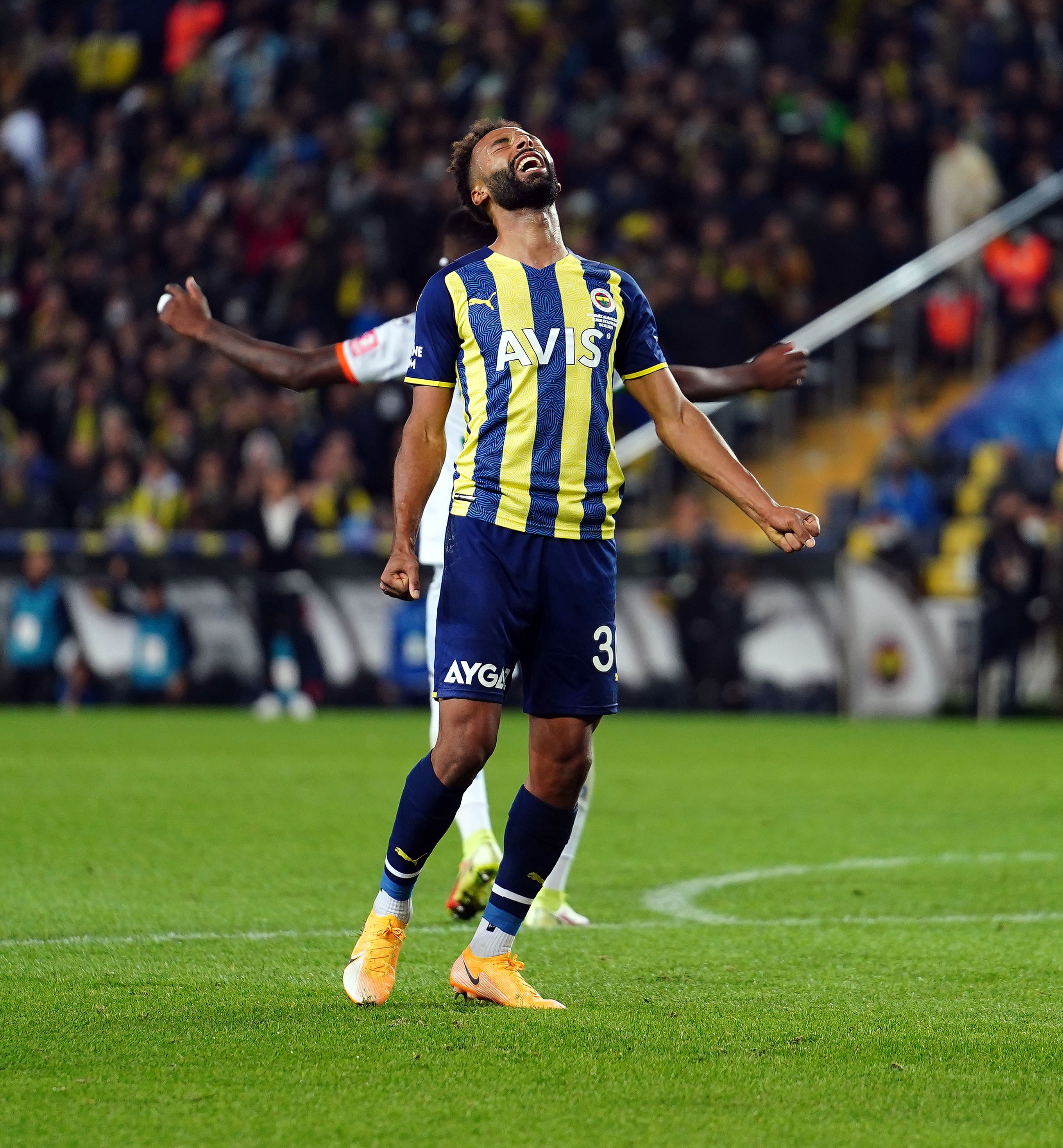 Fenerbahçe evinde ağır yaralı! Maç sonucu: Fenerbaçe 1-2 Alanyaspor