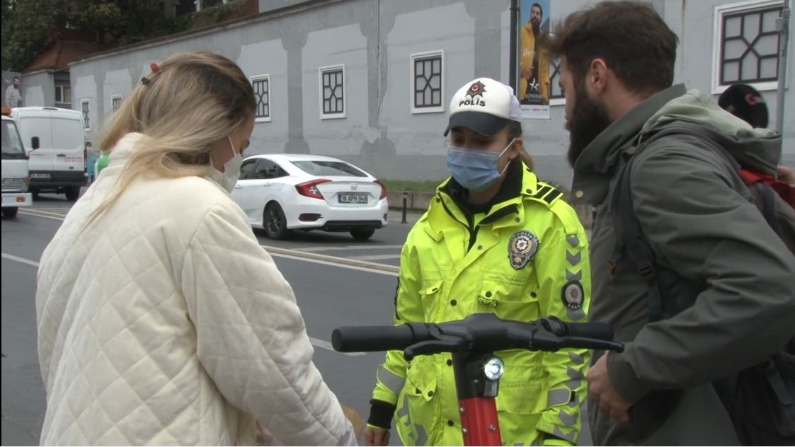 İstanbul'da elektrikli scooter denetiminde ilginç anlar