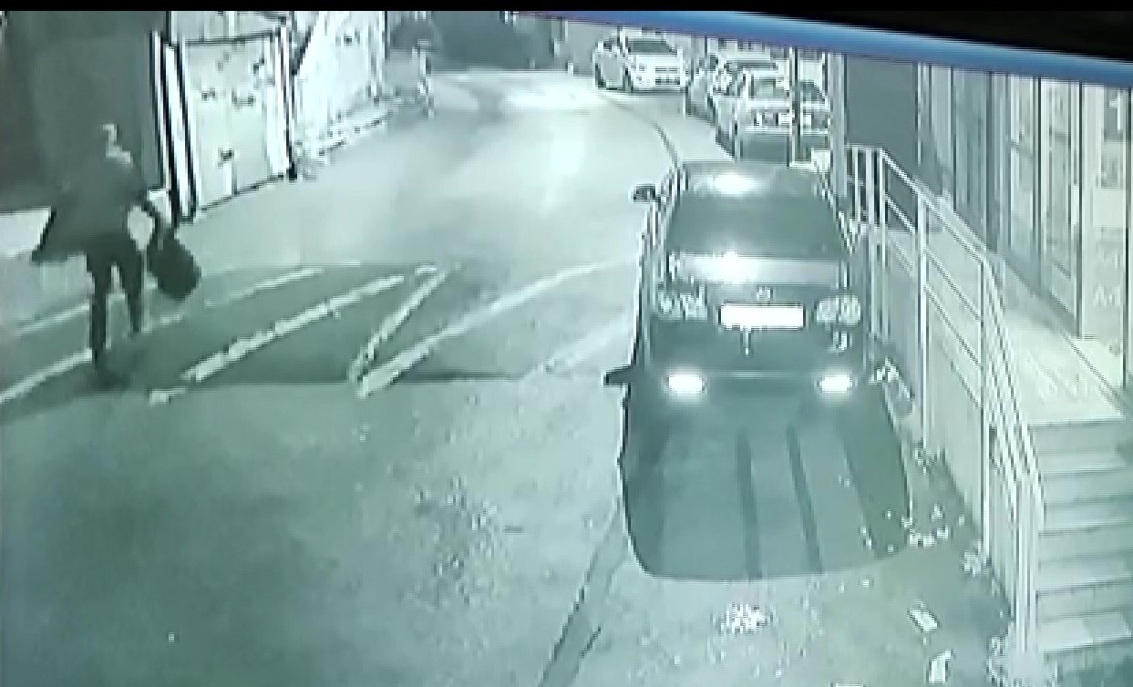 Pendik'te çay ocağında önce karnını doyurdu, sonra televizyonu çaldı