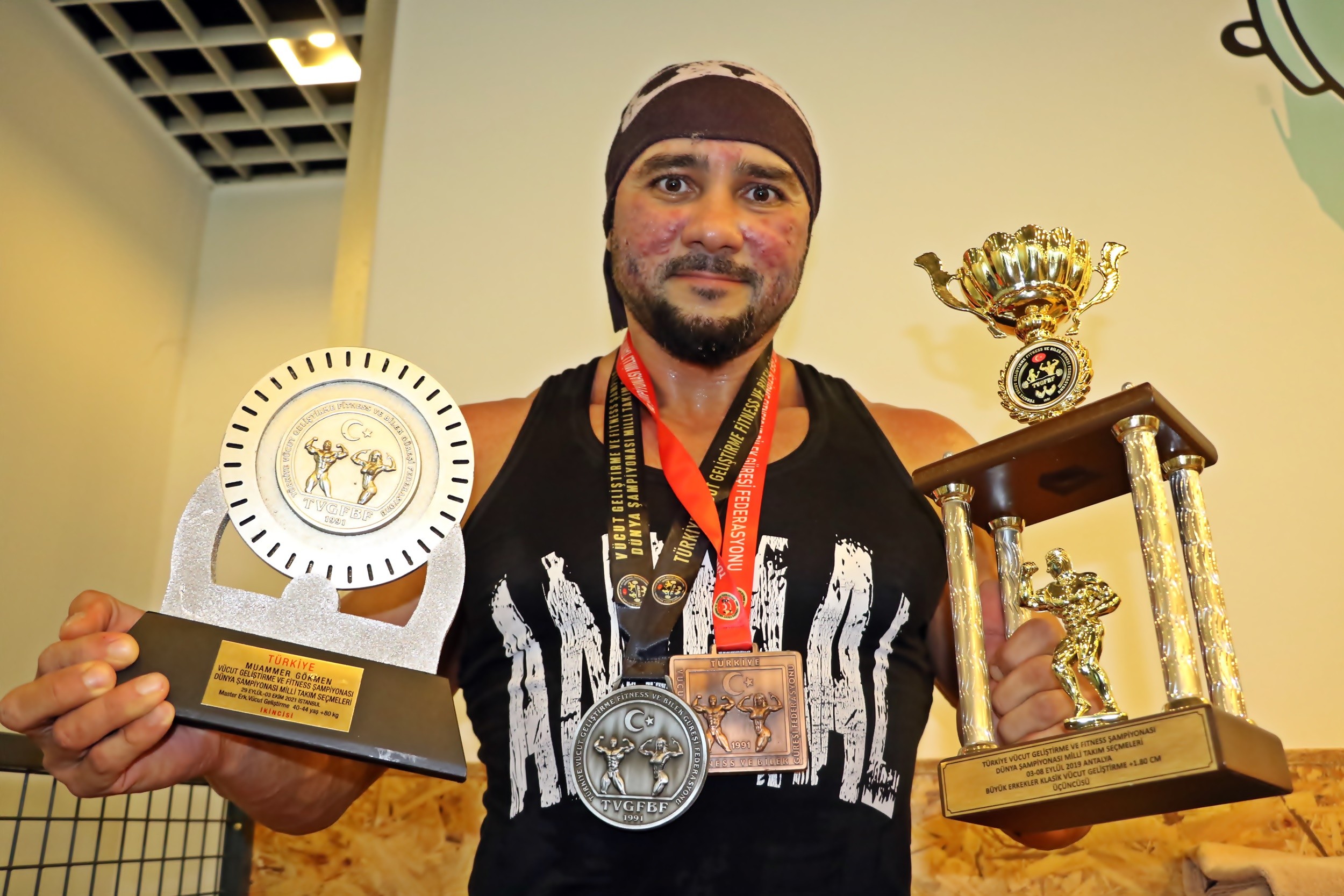 Eşinin ‘git stres at gel’ sözüyle spora başlayan doktor vücut geliştirmede milli takıma yükseldi