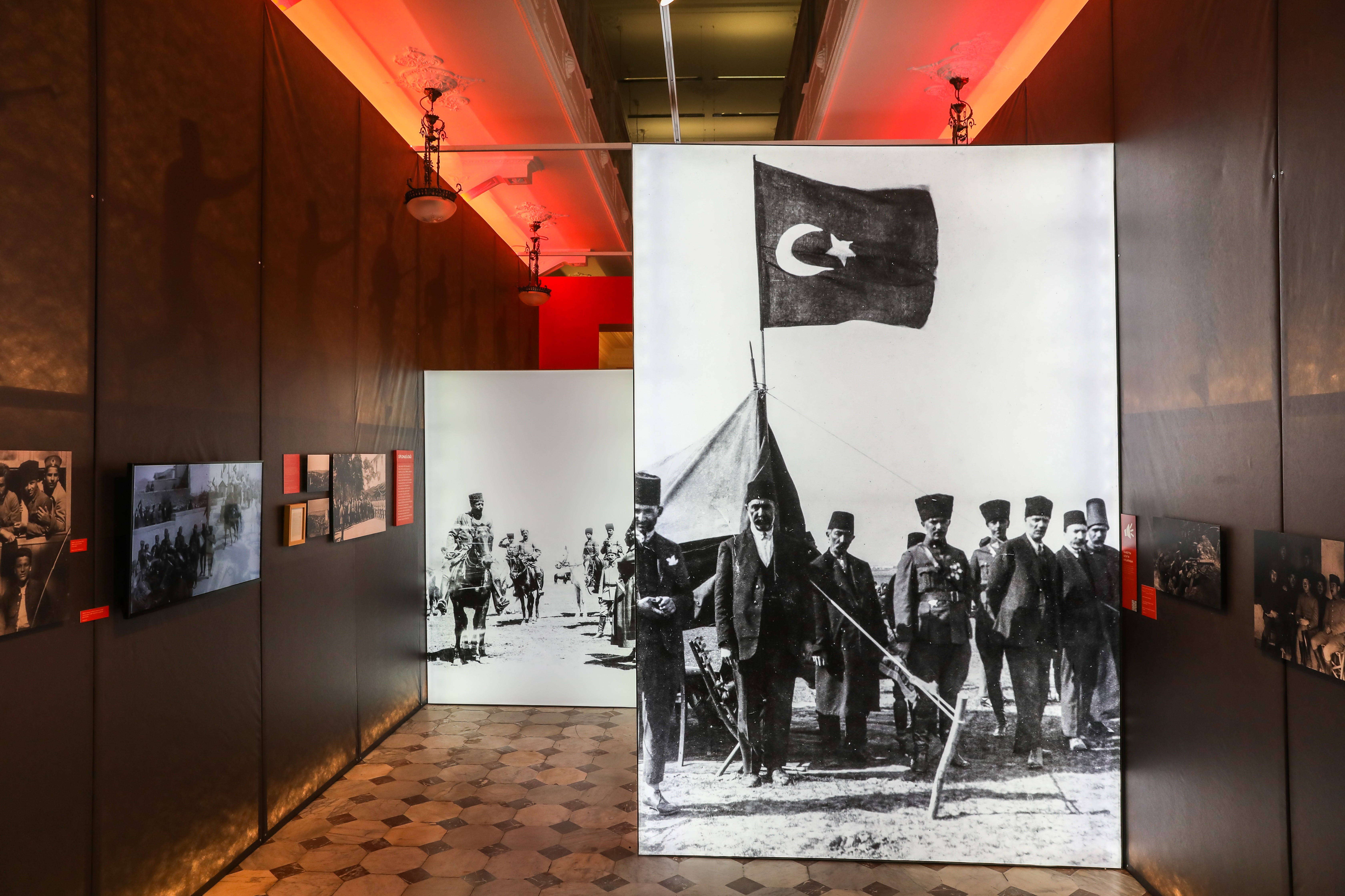 Türkiye İş Bankası Müzesi’nin yeni sergisi ‘Bir Asrın Ardından’