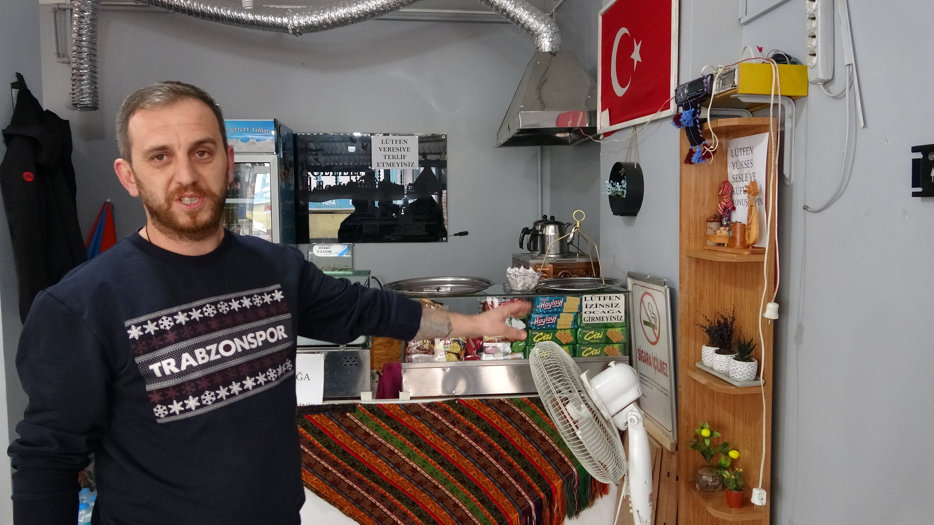 Pendik'te çay ocağında önce karnını doyurdu, sonra televizyonu çaldı