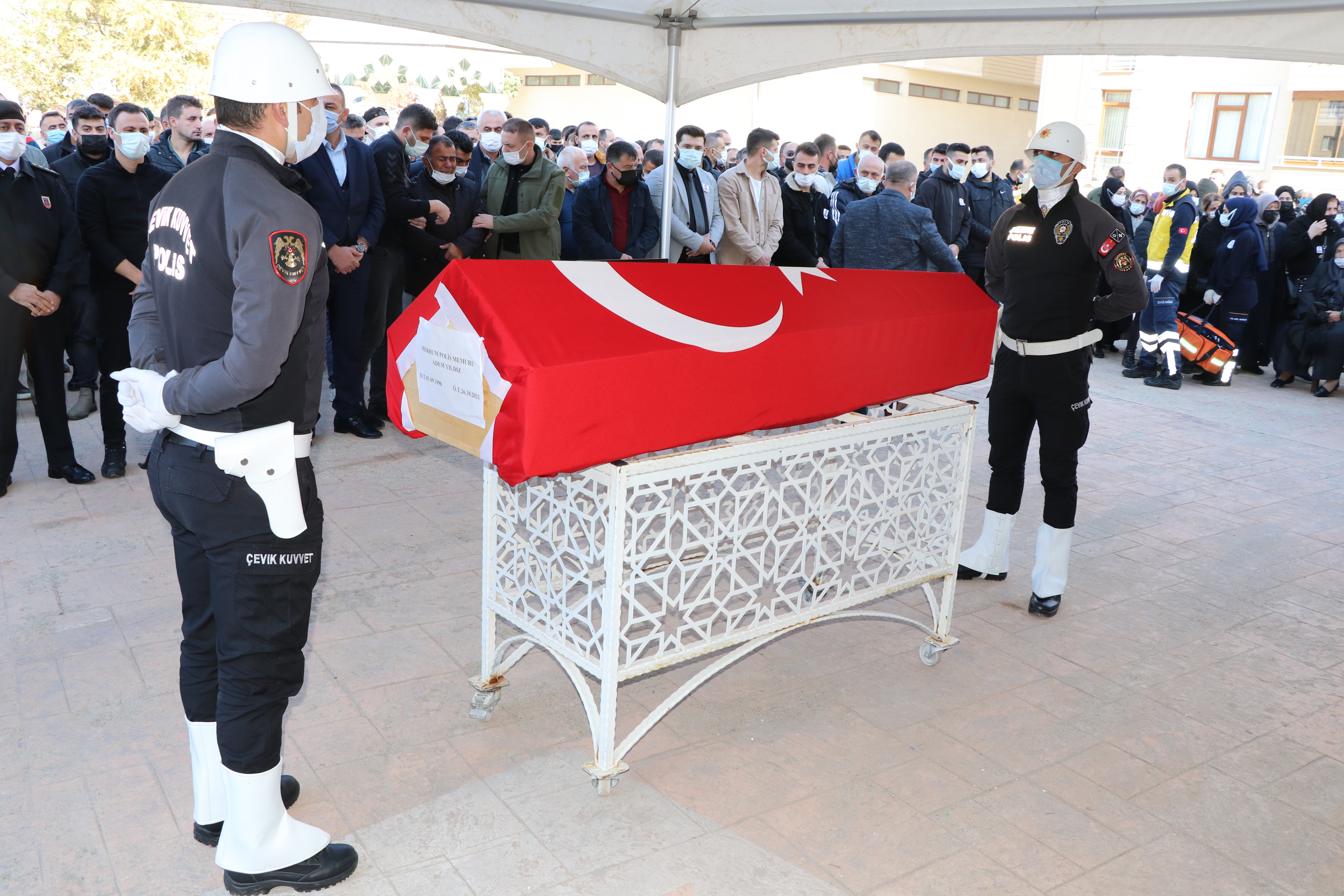 Kazada polis oğlunu kaybeden annenin feryadı yürek dağladı