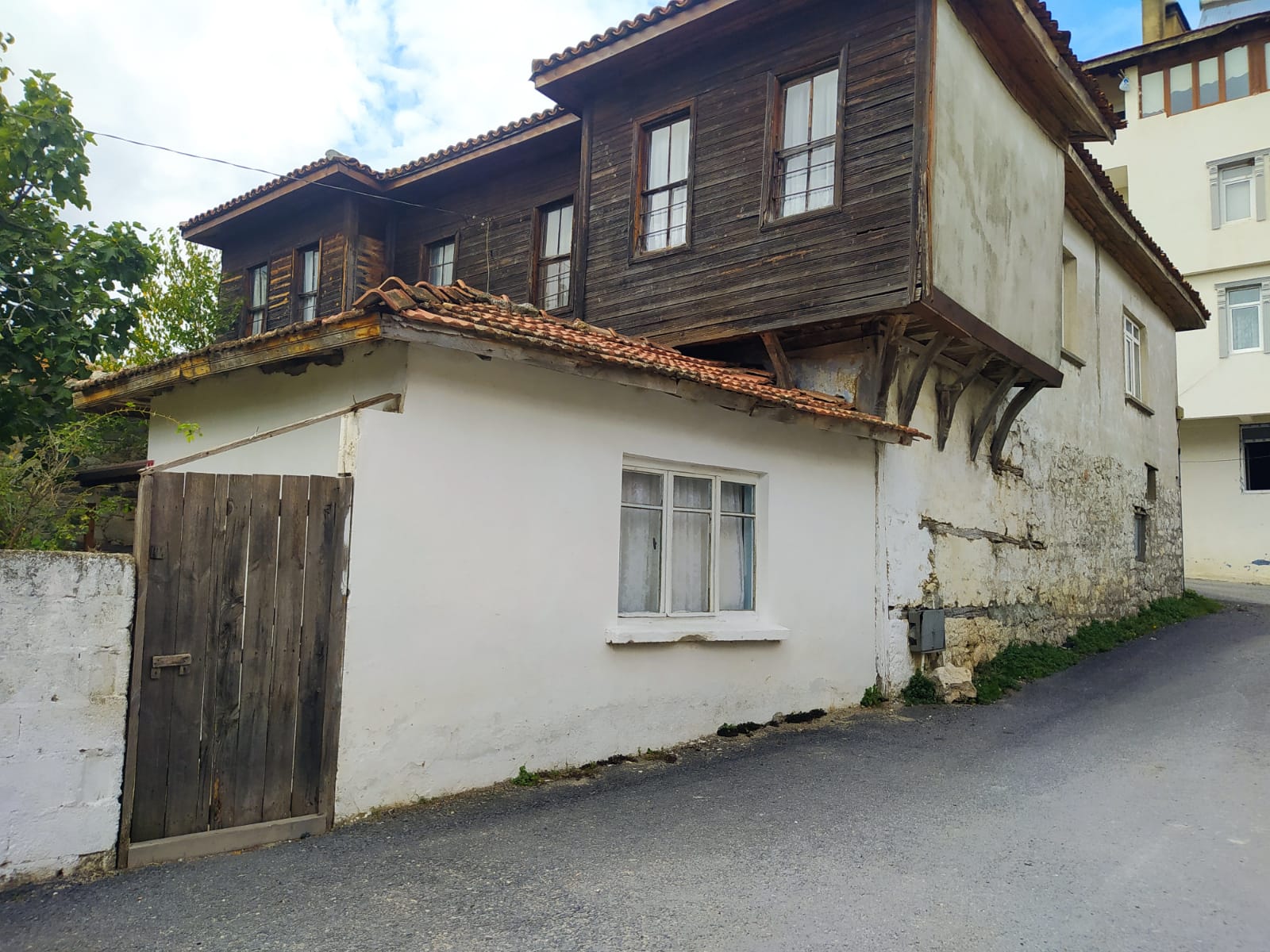 Terk edilen tarihi Rum evleri son zamanlarını yaşıyor