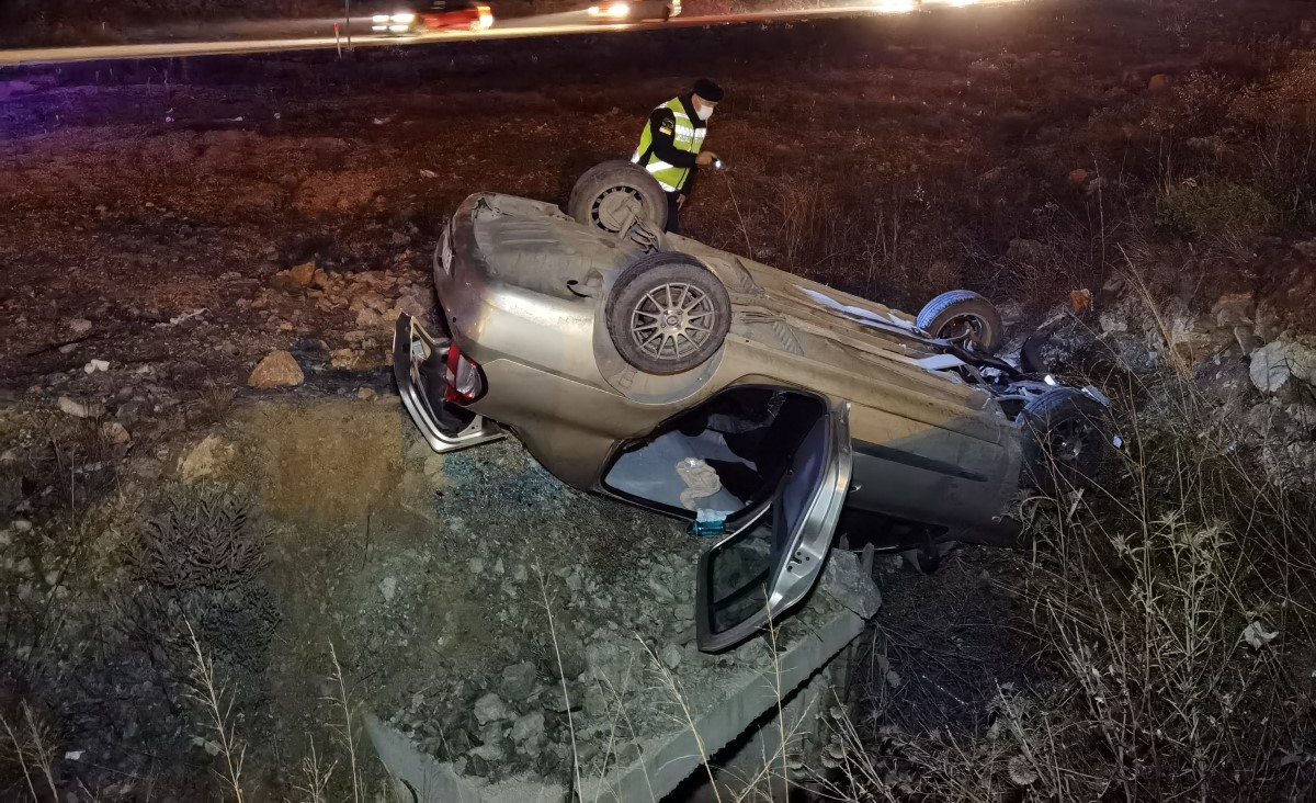 Bisiklet ile çarpışan otomobil kanala uçtu: 5 yaralı