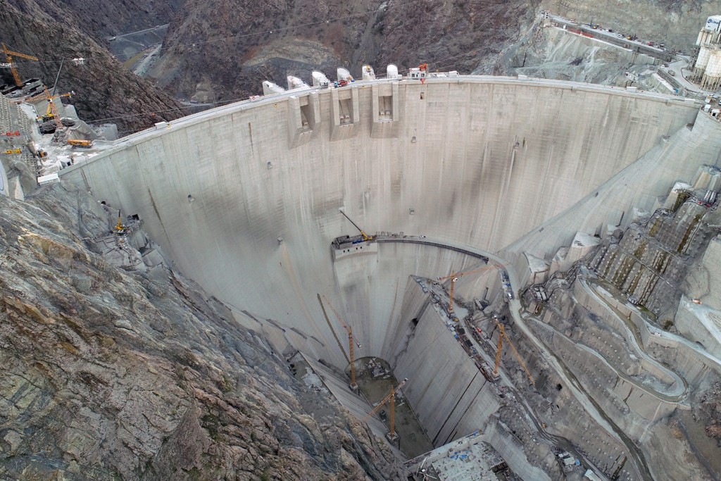 Türkiye’nin en yüksek, dünyanın ise üçüncü barajı olacak olan Yusufeli Barajı’da çalışmalar devam ediyor